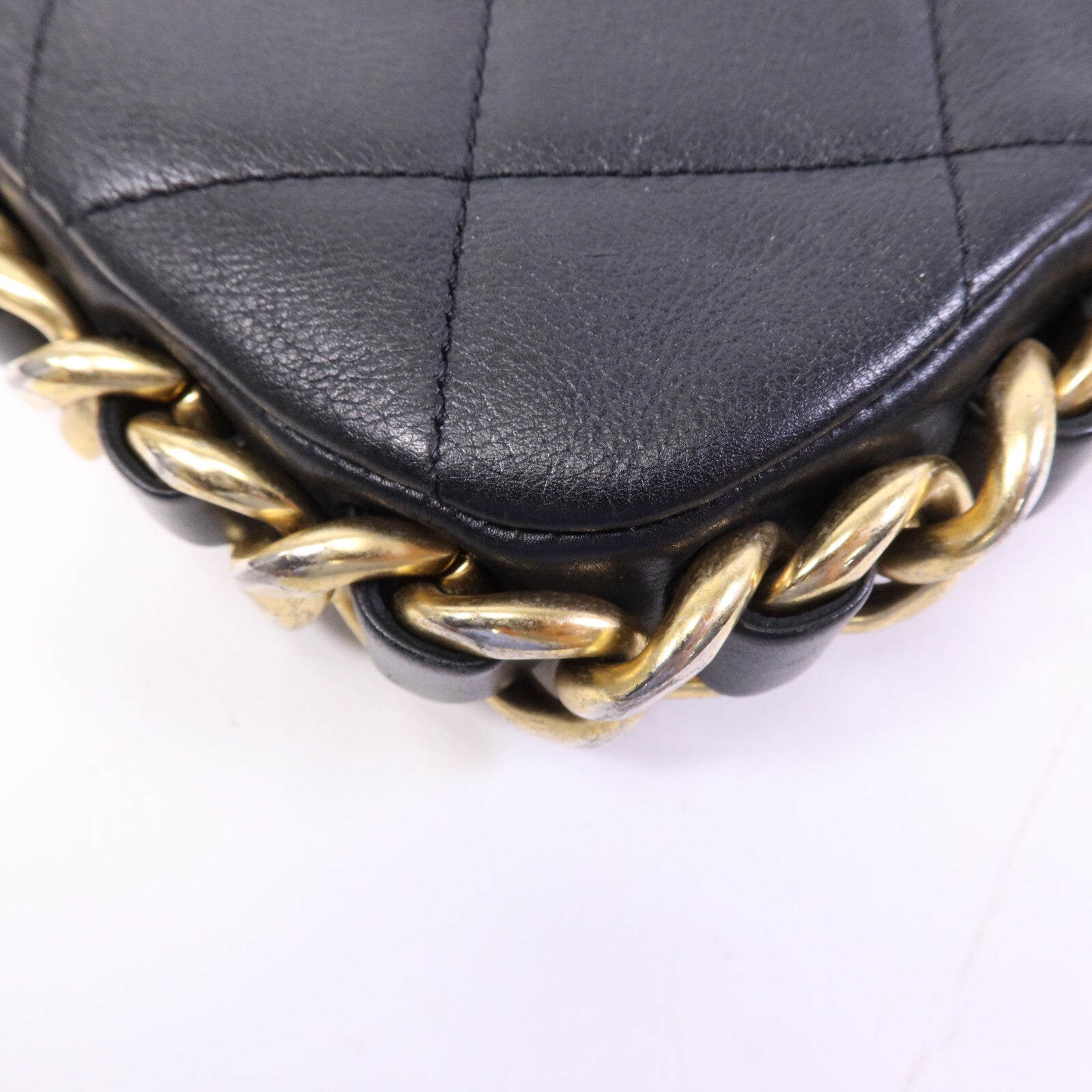 CHANEL 牛皮皮革Matelasse Bag金扣肩背袋