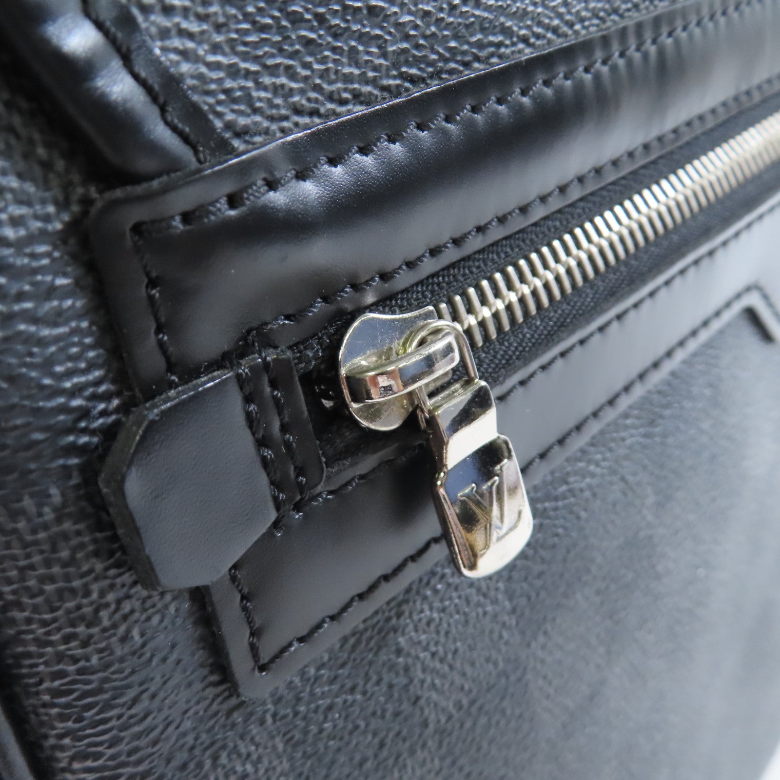 LOUIS VUITTON Damier Graphite Daniel MM Shoulder Bag銀扣肩背袋黑色/灰色