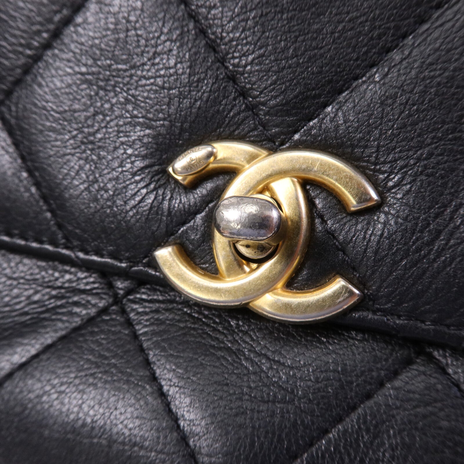 CHANEL 牛皮皮革Matelasse Bag金扣肩背袋