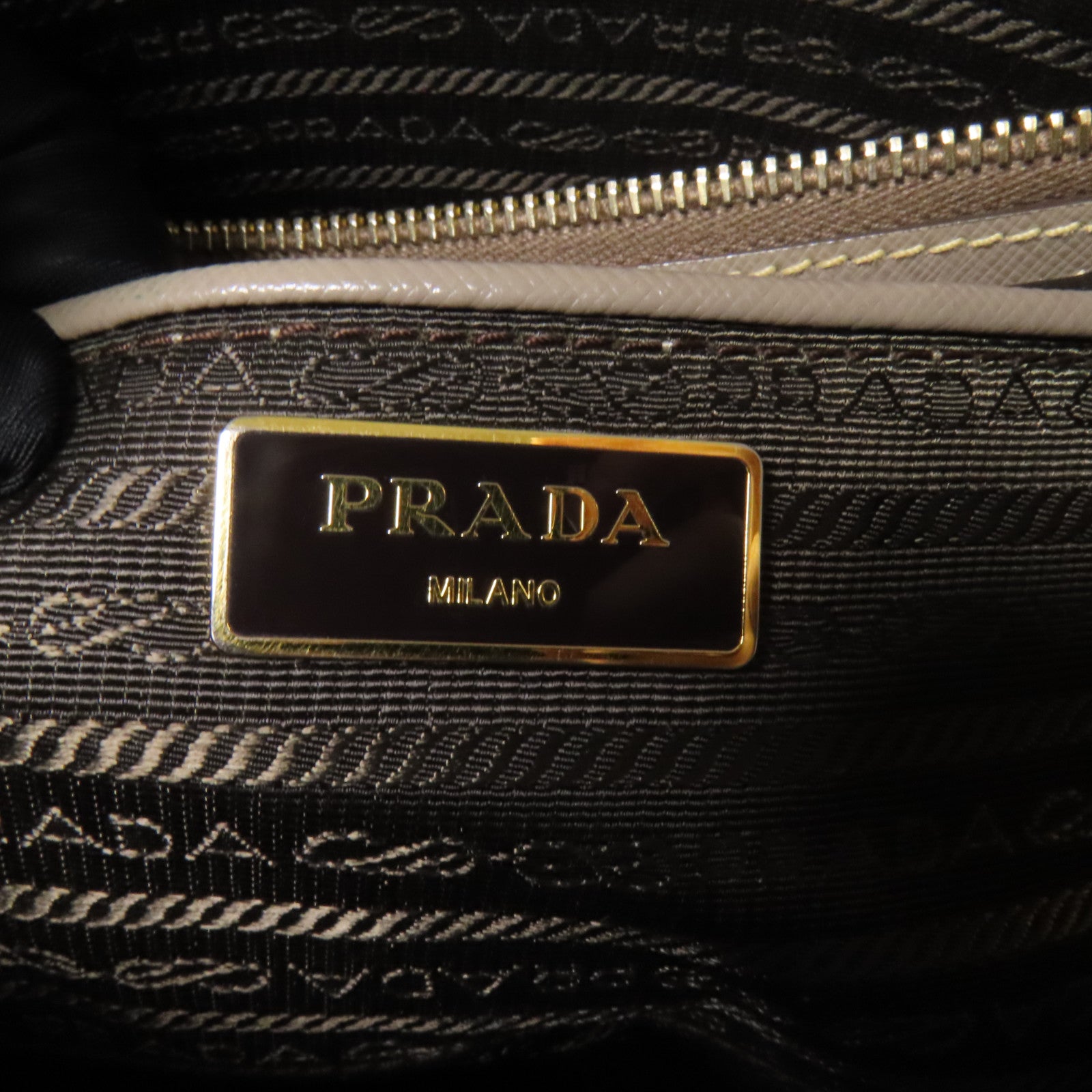 PRADA Saffiano皮革Shoulder Bag金扣肩背袋