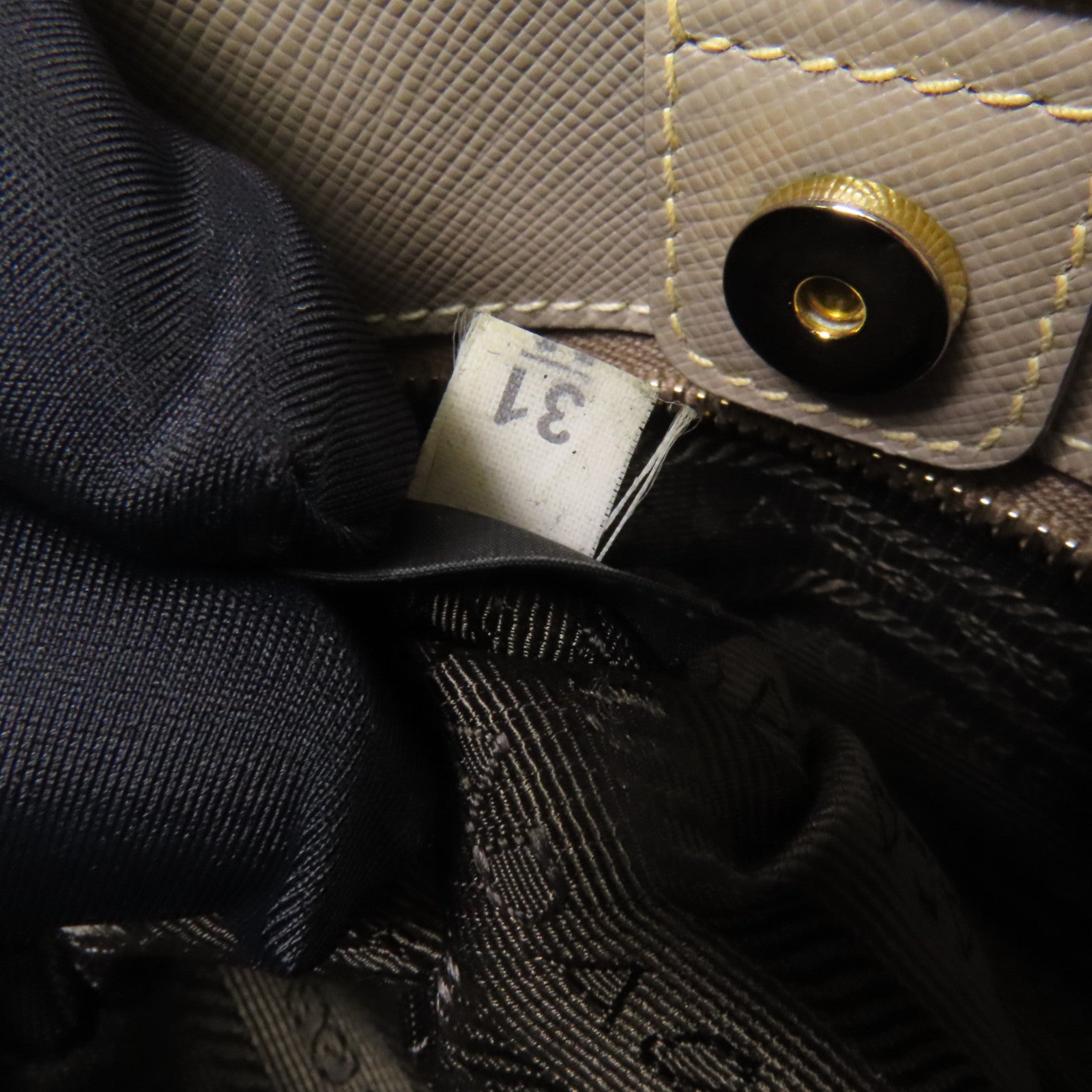 PRADA Saffiano皮革Shoulder Bag金扣肩背袋