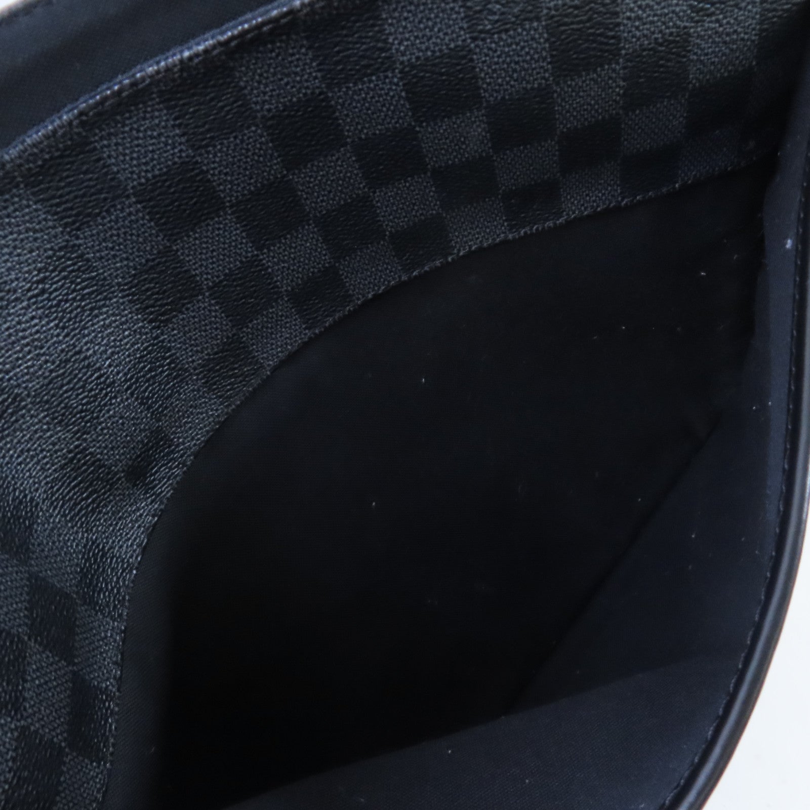 LOUIS VUITTON Damier Graphite Daniel MM Shoulder Bag銀扣肩背袋黑色/灰色