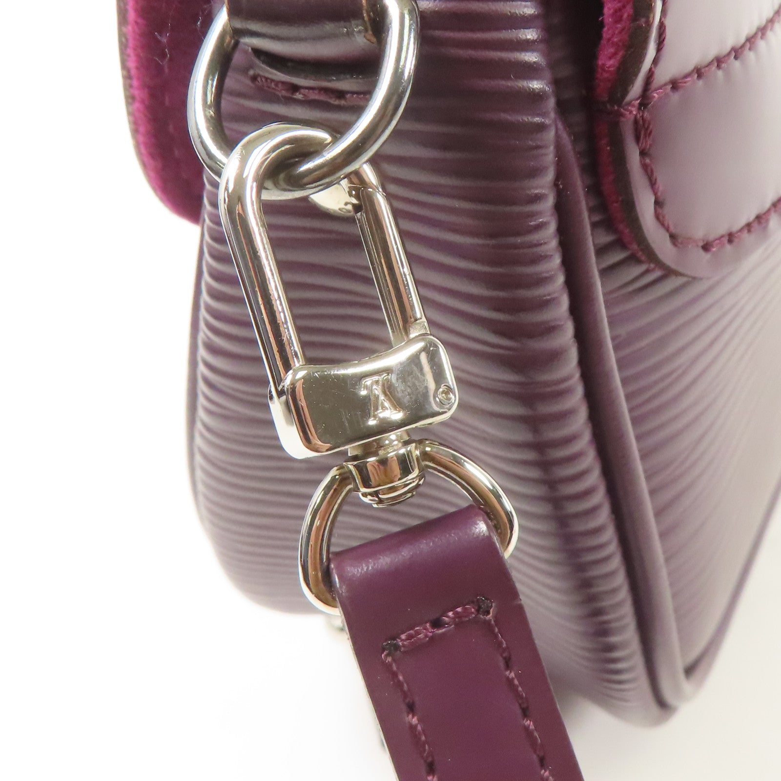 LOUIS VUITTON Epi Pochette Montaigne銀扣肩背袋