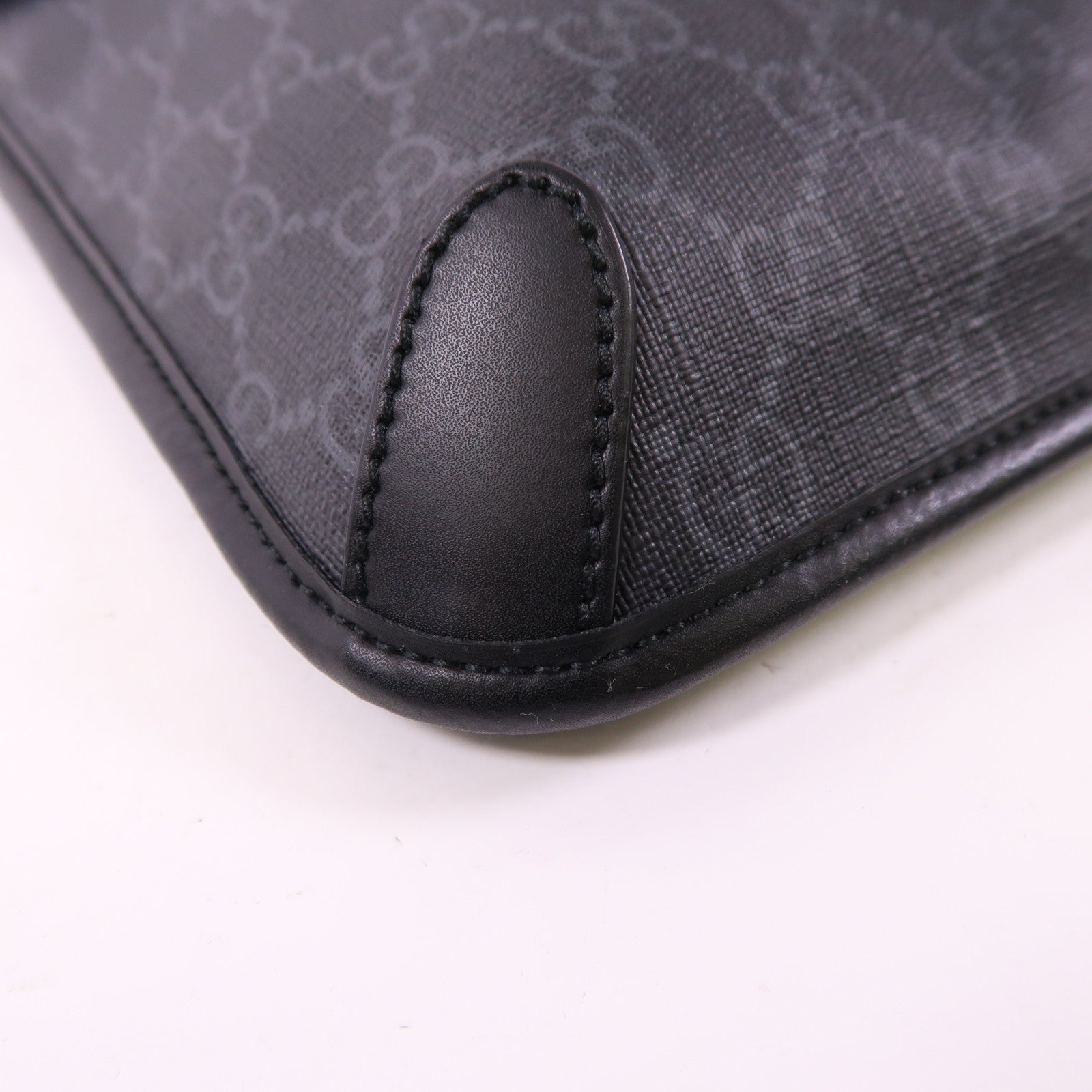 GUCCI 塗層皮革GG Supreme Messenger肩背袋