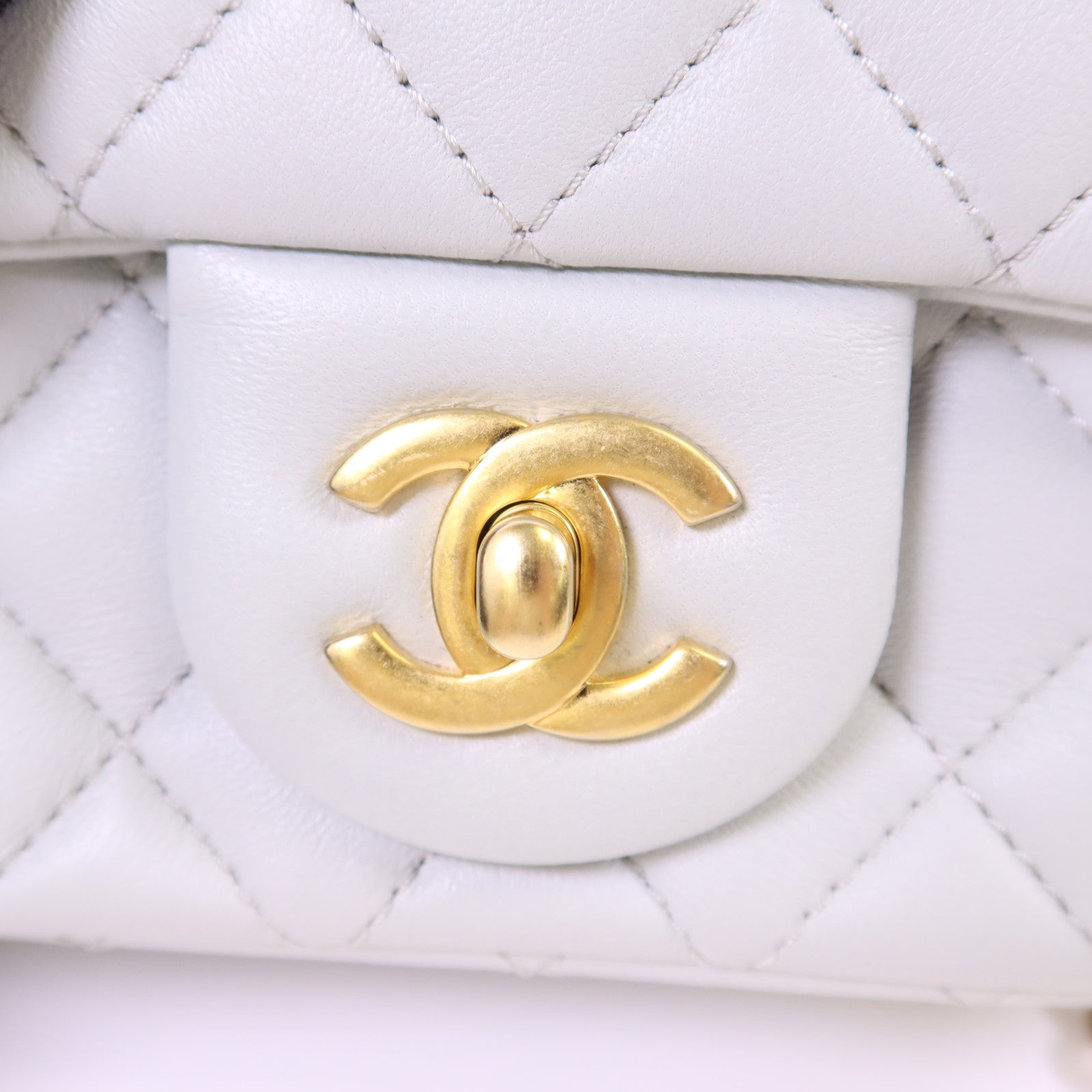 CHANEL 羊皮皮革Classic Camellia金扣鏈帶肩背袋