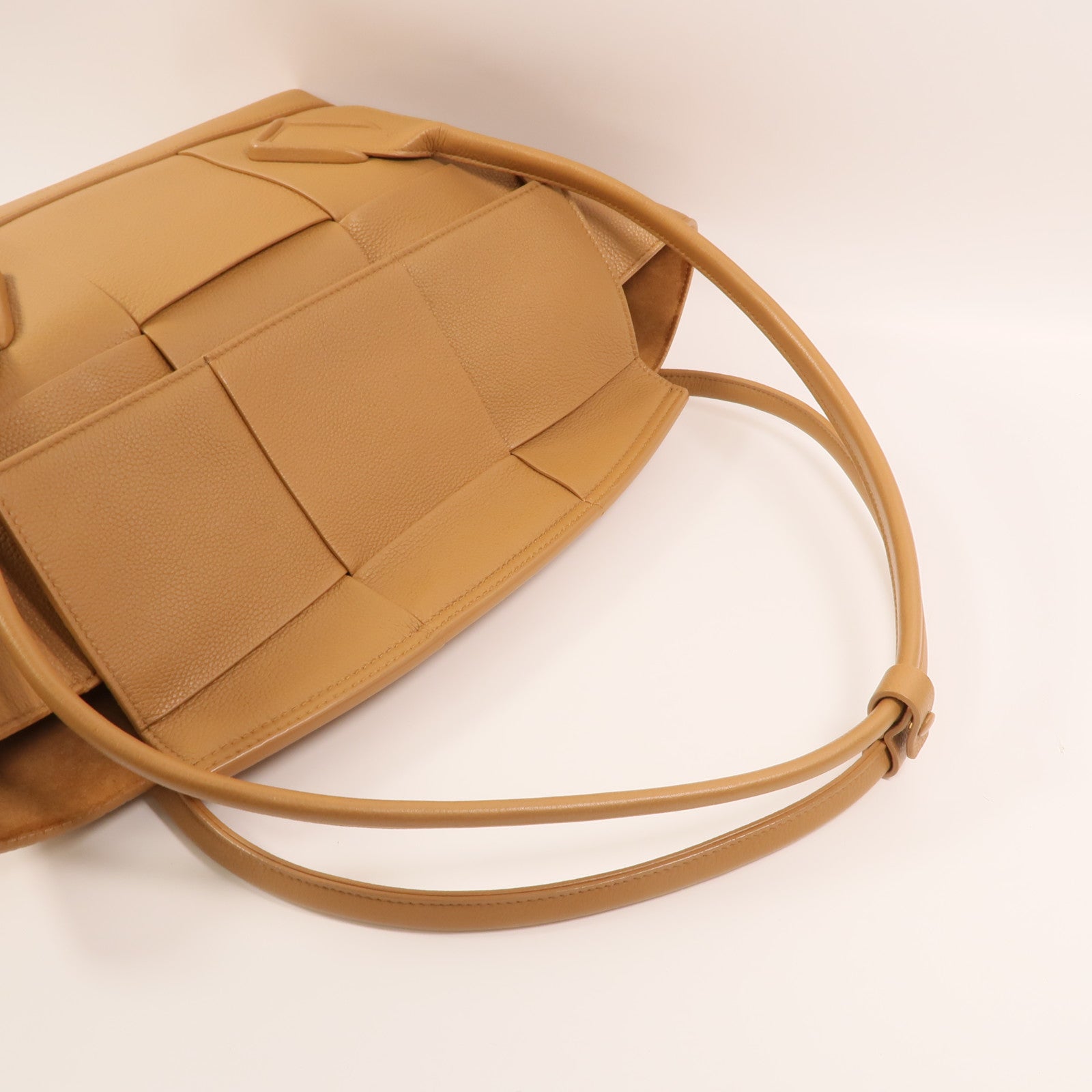BOTTEGA VENETA 牛皮皮革Arco Tote Bag金扣手挽袋