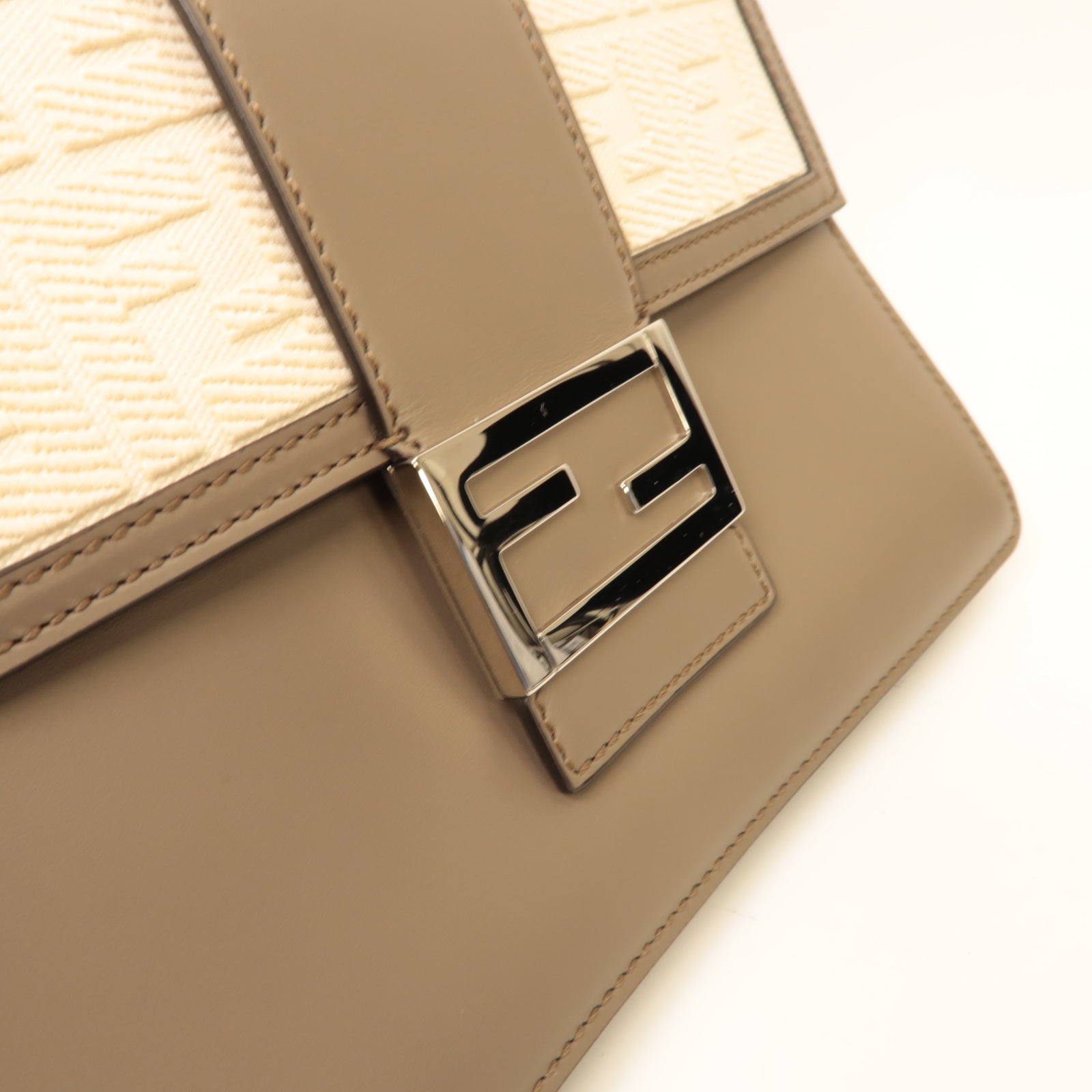 FENDI 帆布/牛皮皮革Flat Baguette Shoulder Bag銀扣肩背袋米色/灰色