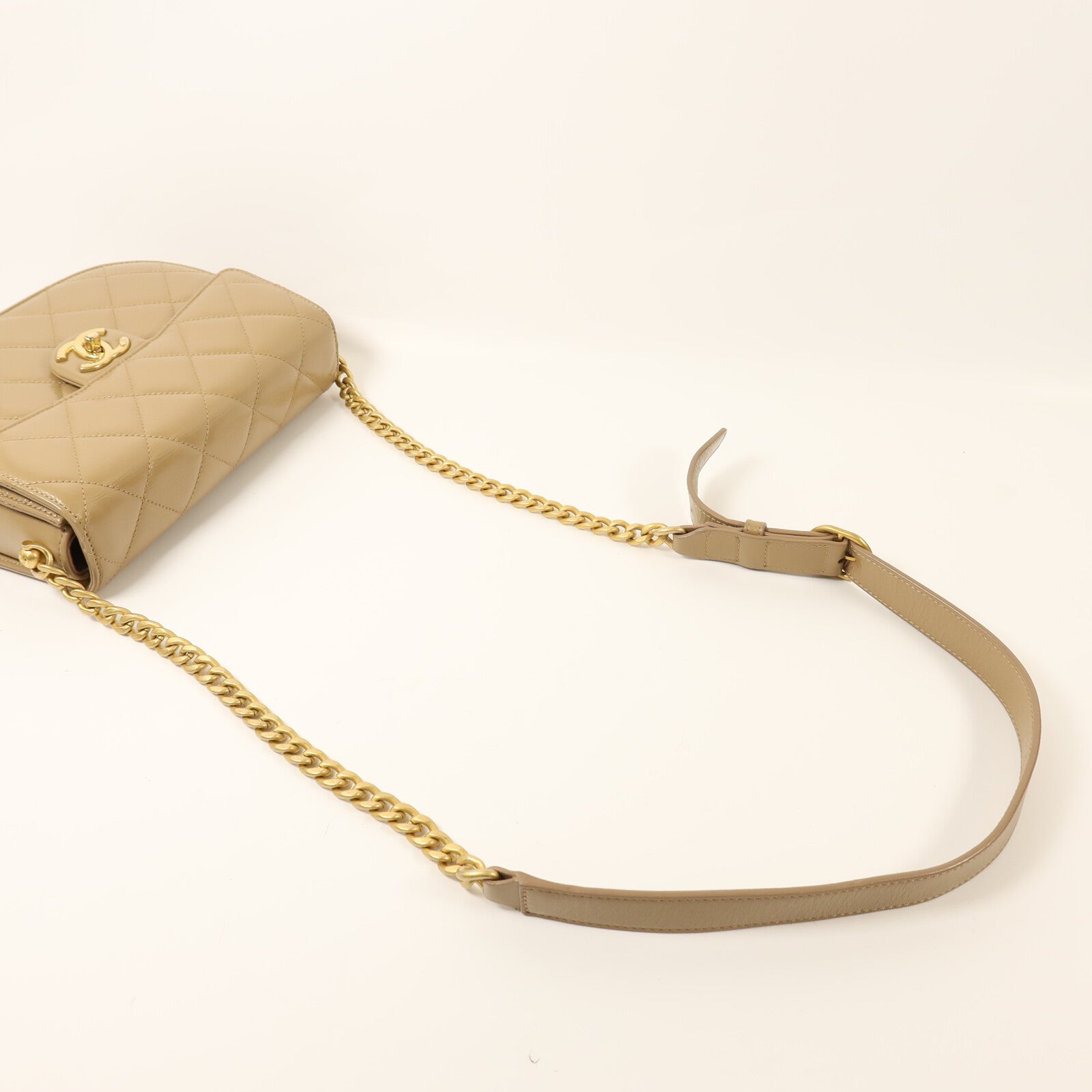 CHANEL 牛皮皮革Half Moon Flap Bag金扣鏈帶肩背袋