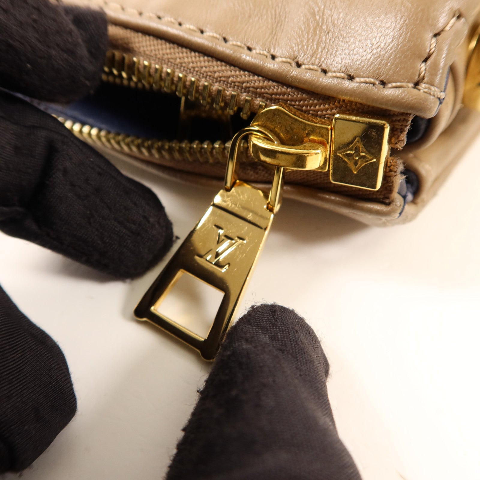 LOUIS VUITTON 【激減優惠】Monogram Embossed Coussin PM金扣鏈帶肩背袋
