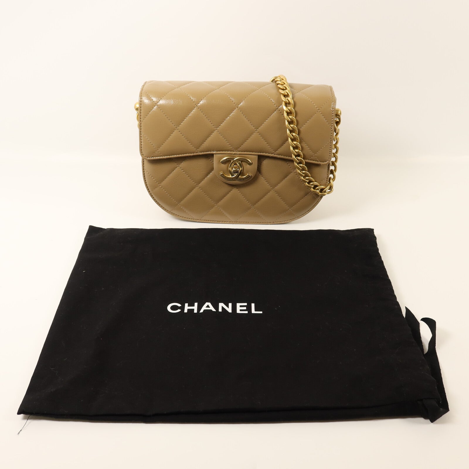 CHANEL 牛皮皮革Half Moon Flap Bag金扣鏈帶肩背袋