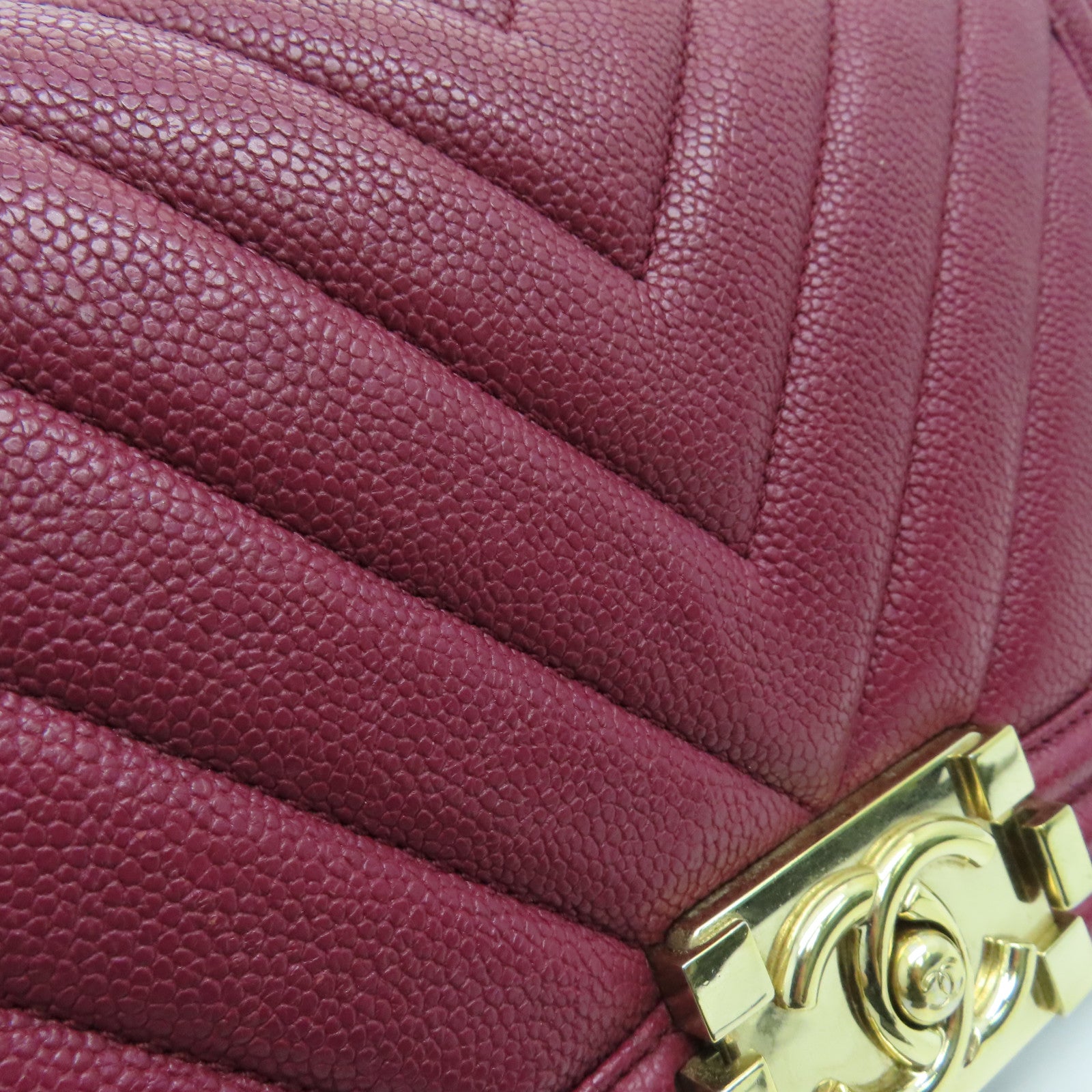 CHANEL 【激減優惠】斜紋Cavair皮革Boy 25cm金扣肩背袋紫紅色