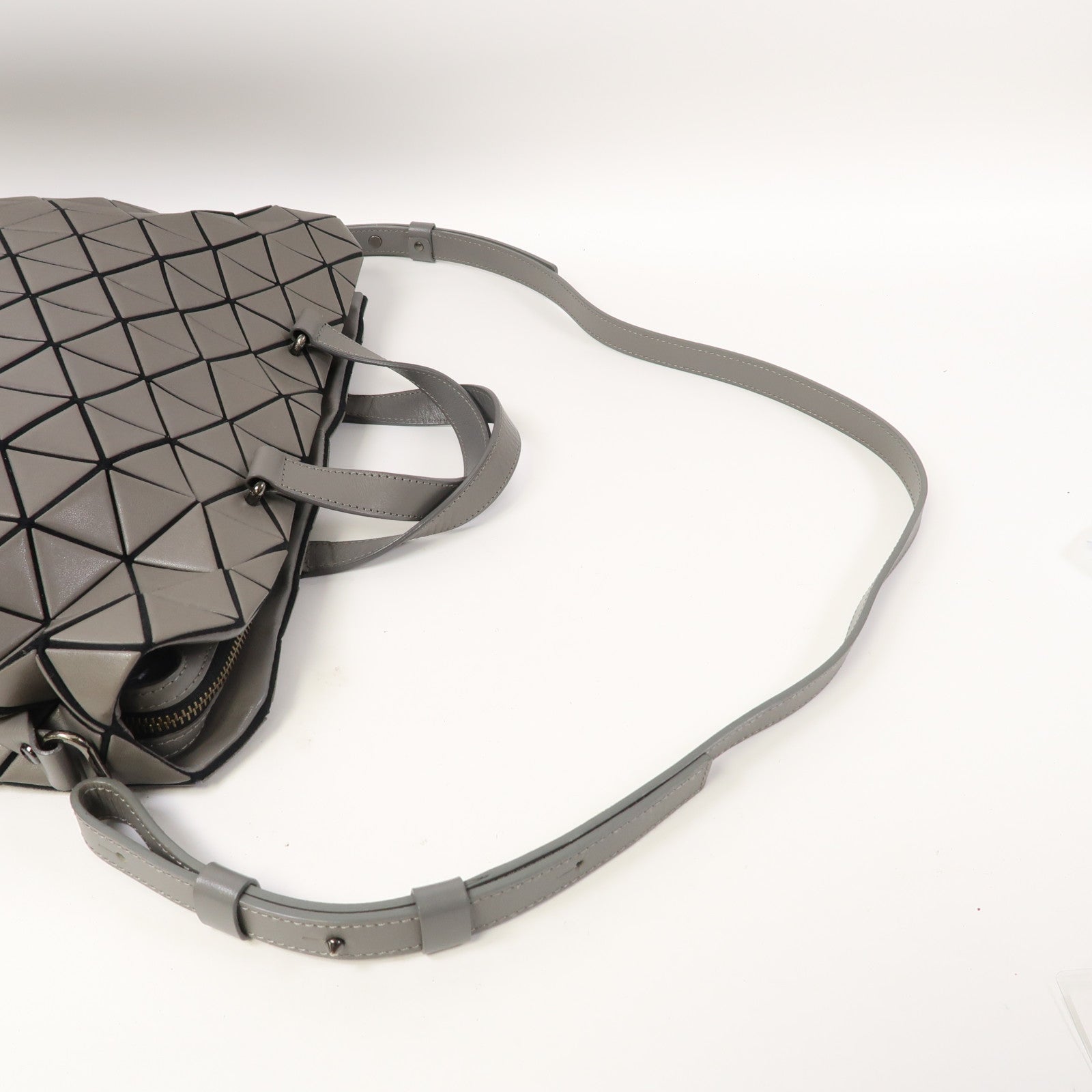 HOMME PLISSE ISSEY MIYAKE PVC Bao Bao黑扣手挽肩背兩用袋灰色