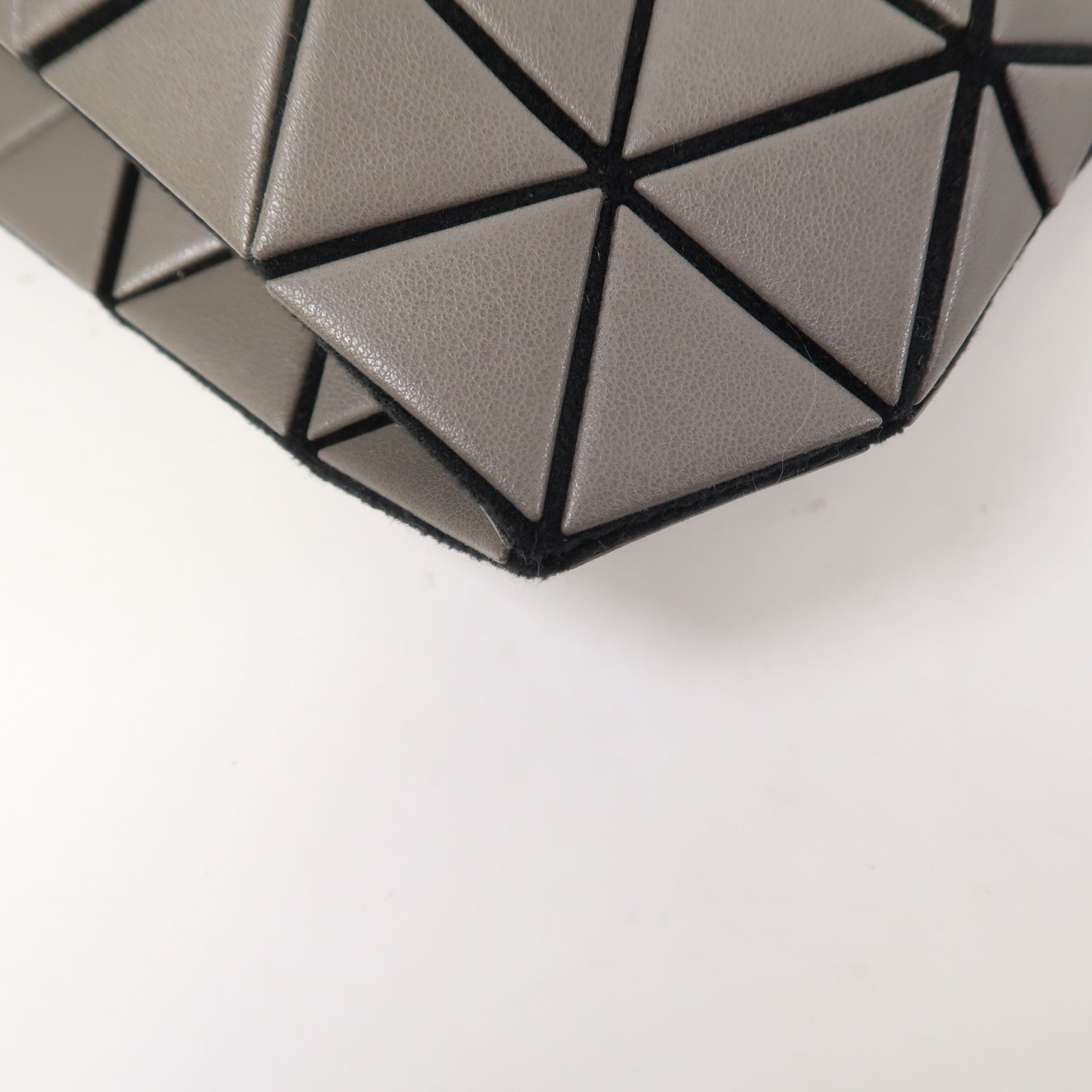 HOMME PLISSE ISSEY MIYAKE PVC Bao Bao黑扣手挽肩背兩用袋灰色