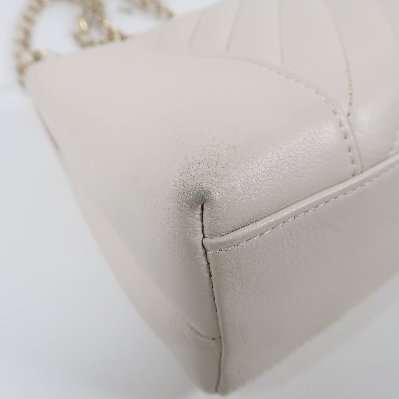 CHANEL 斜紋牛皮皮革Chain Shoulder金扣鏈帶肩背袋白色