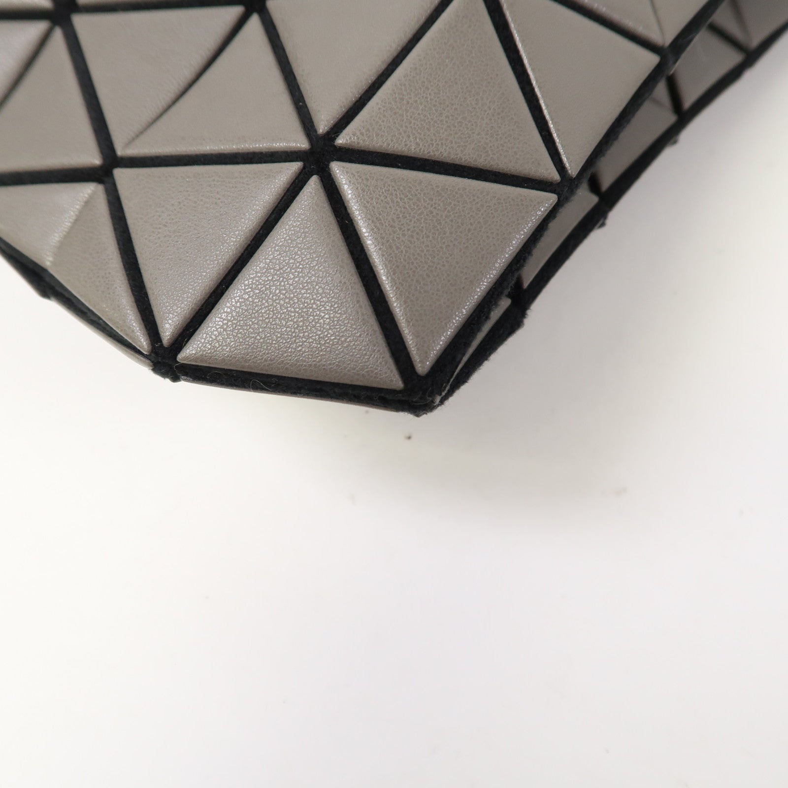 HOMME PLISSE ISSEY MIYAKE PVC Bao Bao黑扣手挽肩背兩用袋灰色