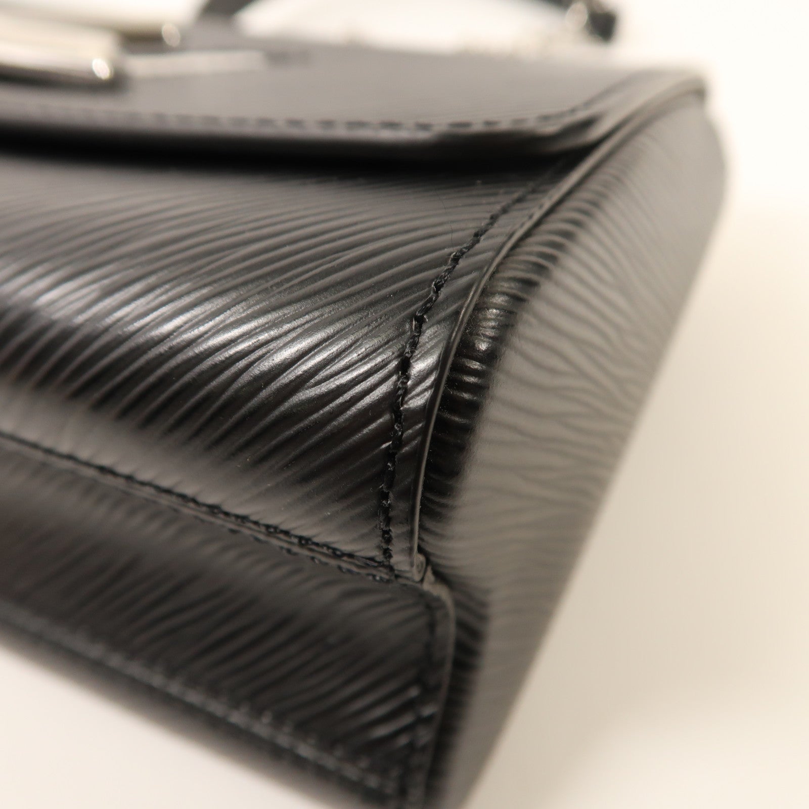 LOUIS VUITTON Epi Twist MM銀扣鏈帶肩背袋