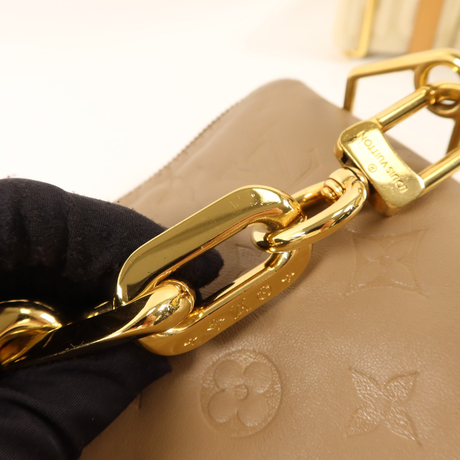 LOUIS VUITTON 【激減優惠】Monogram Embossed Coussin PM金扣鏈帶肩背袋