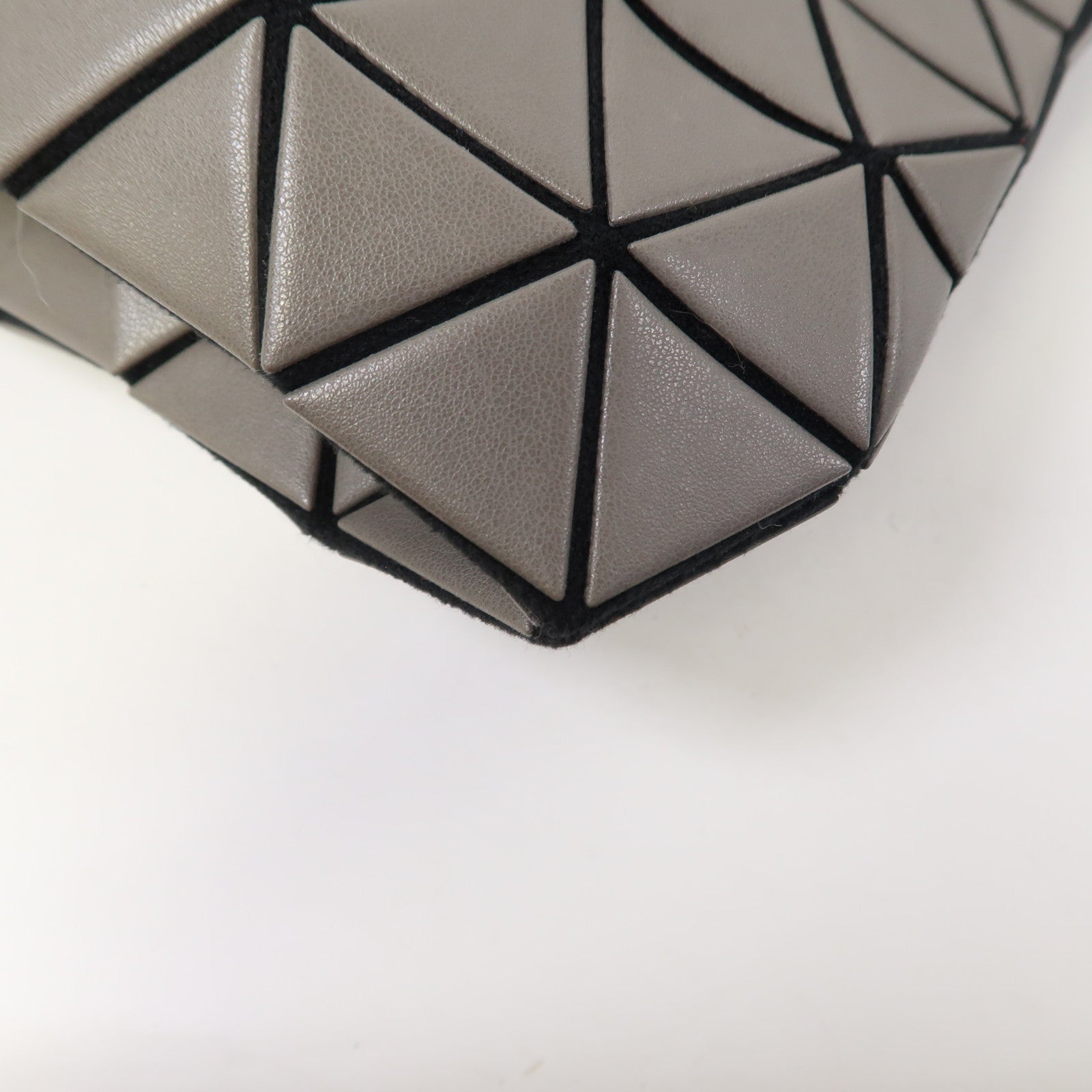 HOMME PLISSE ISSEY MIYAKE PVC Bao Bao黑扣手挽肩背兩用袋灰色