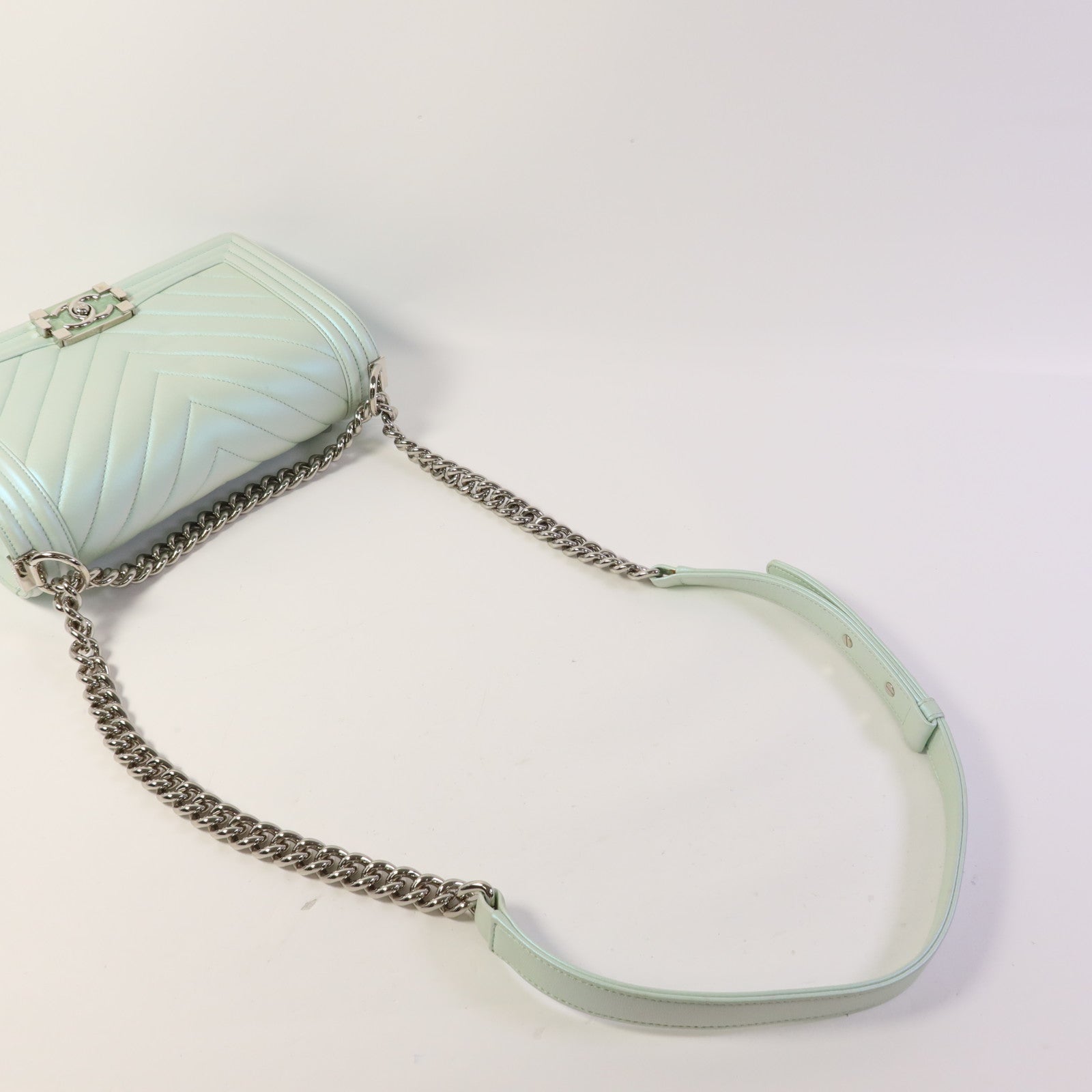 CHANEL 牛皮皮革Boy 25銀扣鏈帶肩背袋