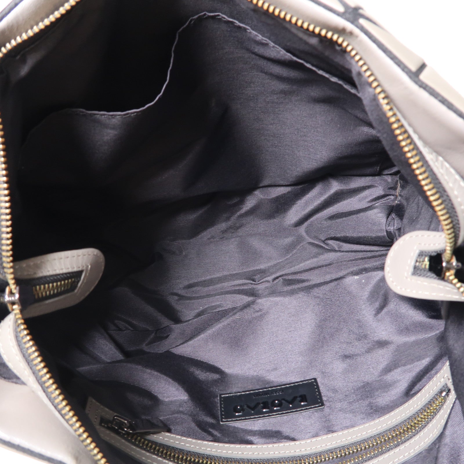 HOMME PLISSE ISSEY MIYAKE PVC Bao Bao黑扣手挽肩背兩用袋灰色