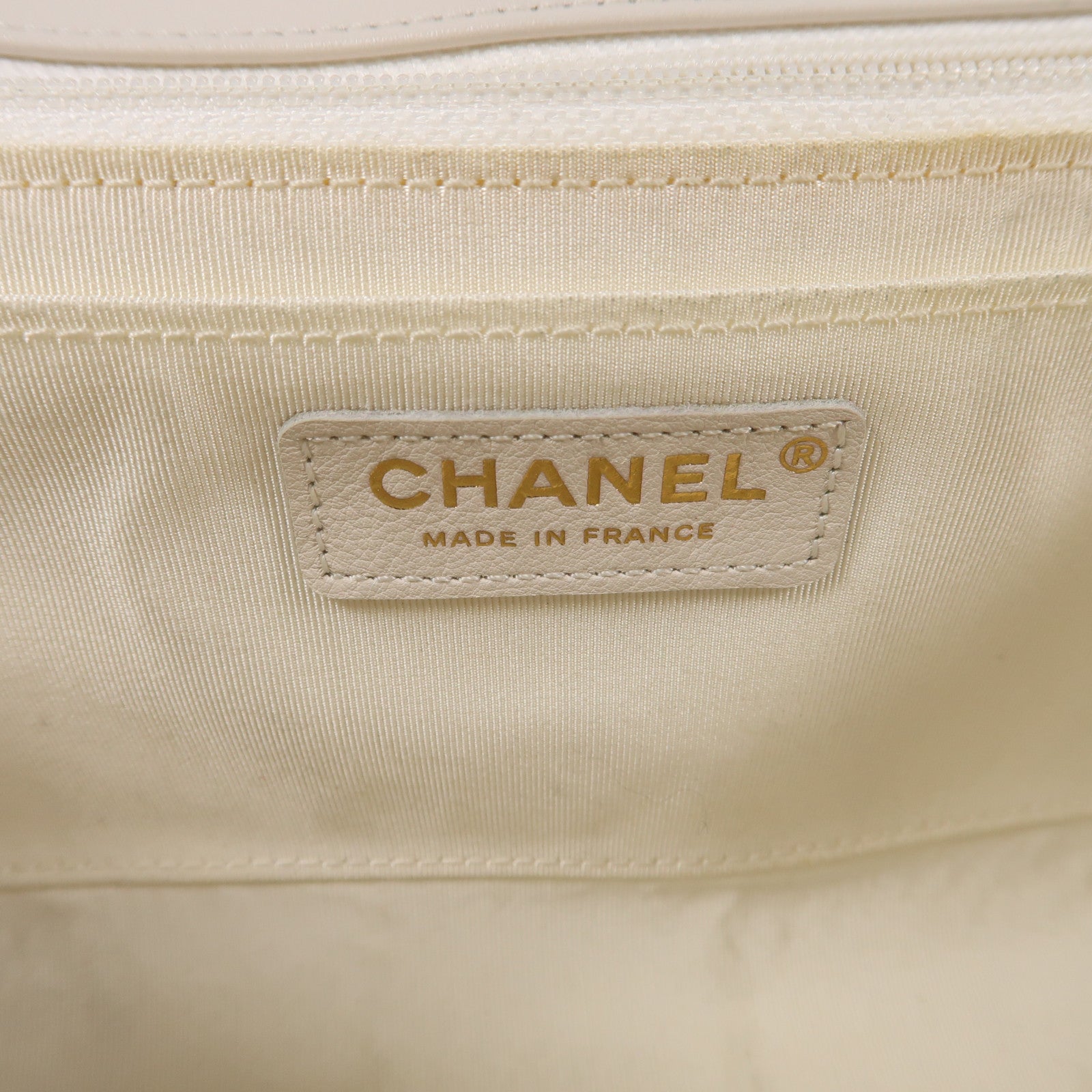 CHANEL 斜紋牛皮皮革Chain Shoulder金扣鏈帶肩背袋白色