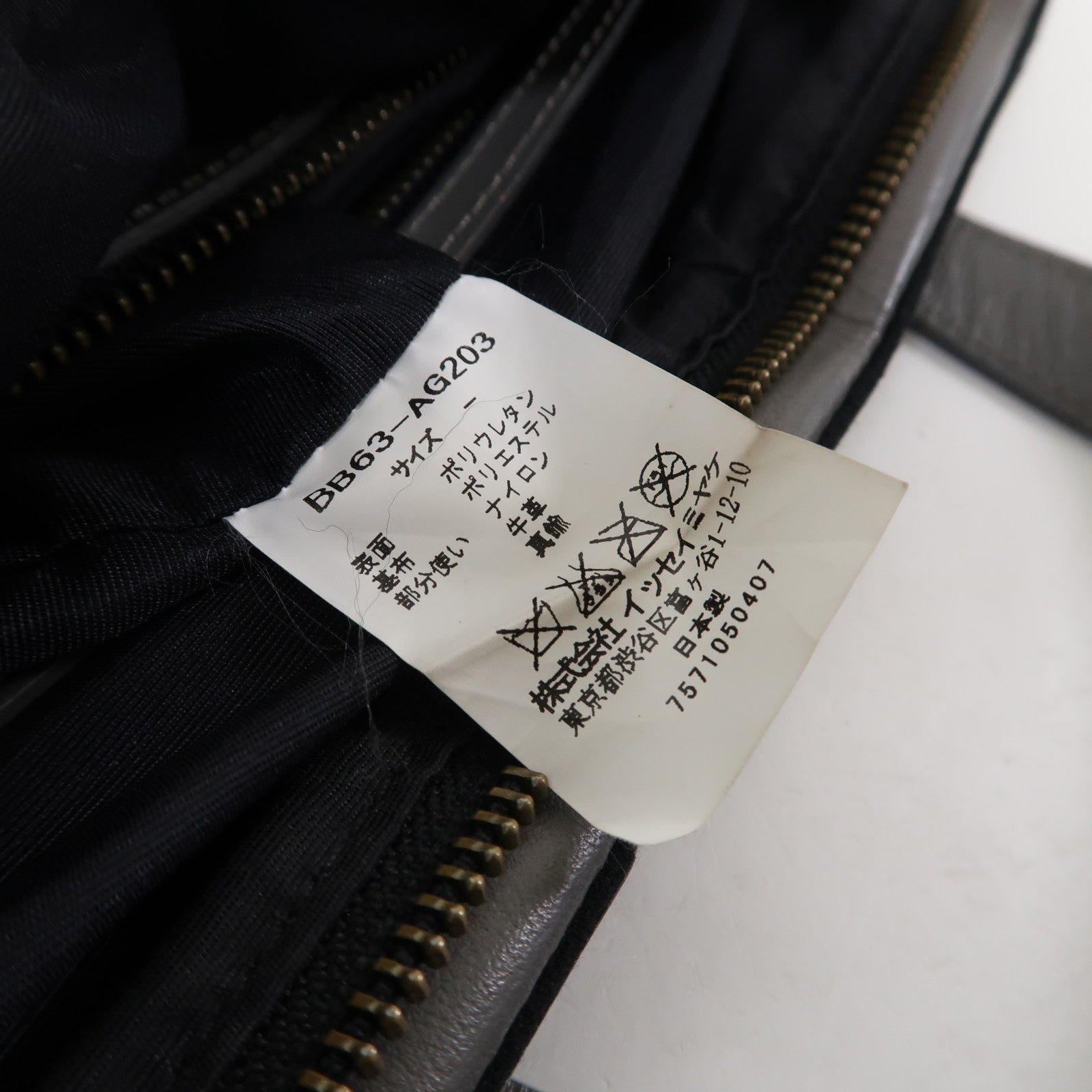 HOMME PLISSE ISSEY MIYAKE PVC Bao Bao黑扣手挽肩背兩用袋灰色