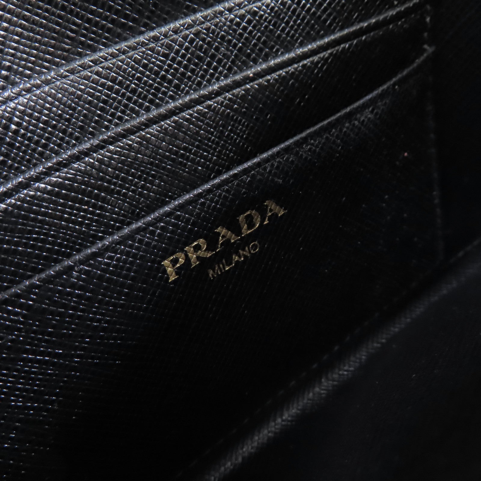 PRADA Saffiano皮革Wallet Pouch金扣長錢包黑色