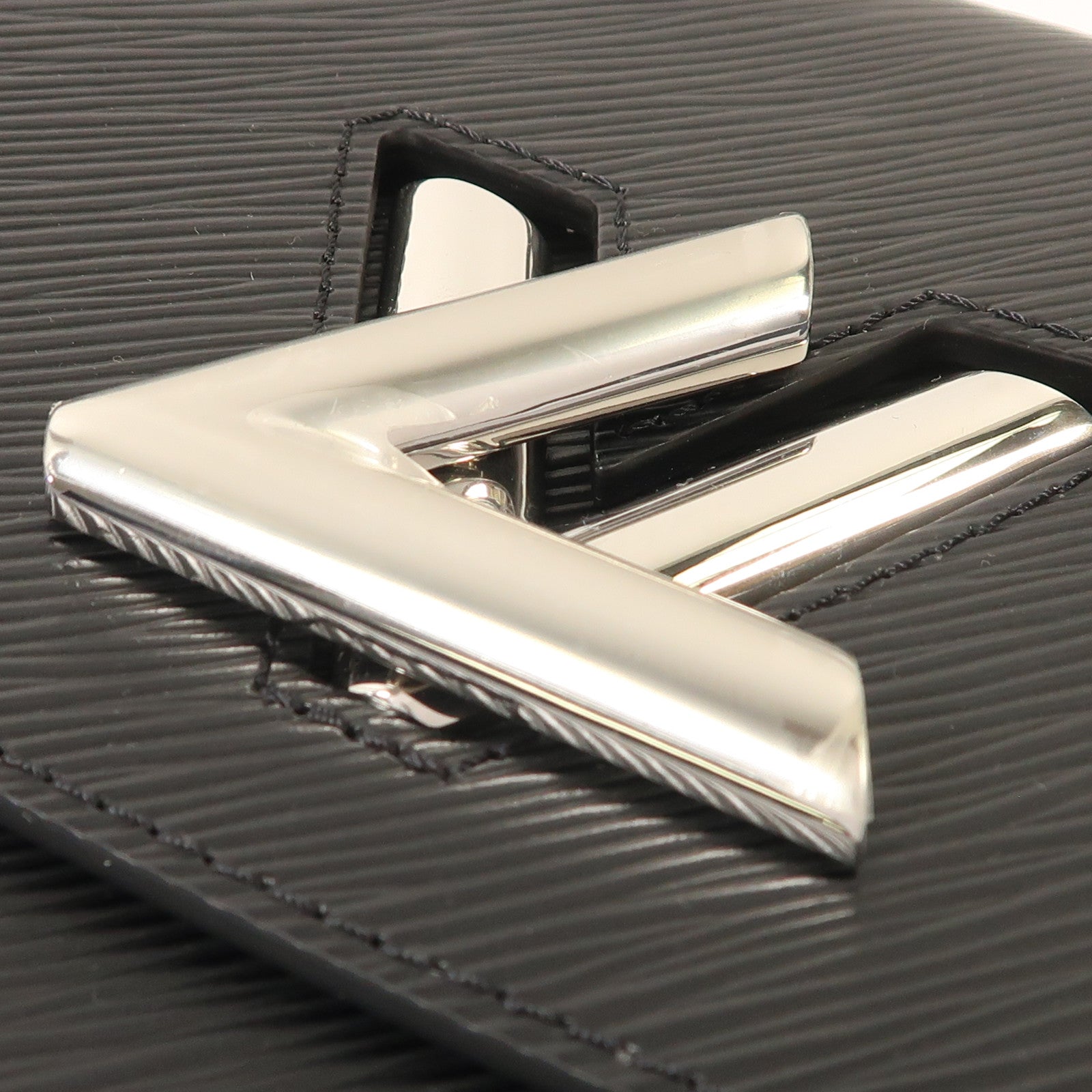 LOUIS VUITTON Epi Twist MM銀扣鏈帶肩背袋