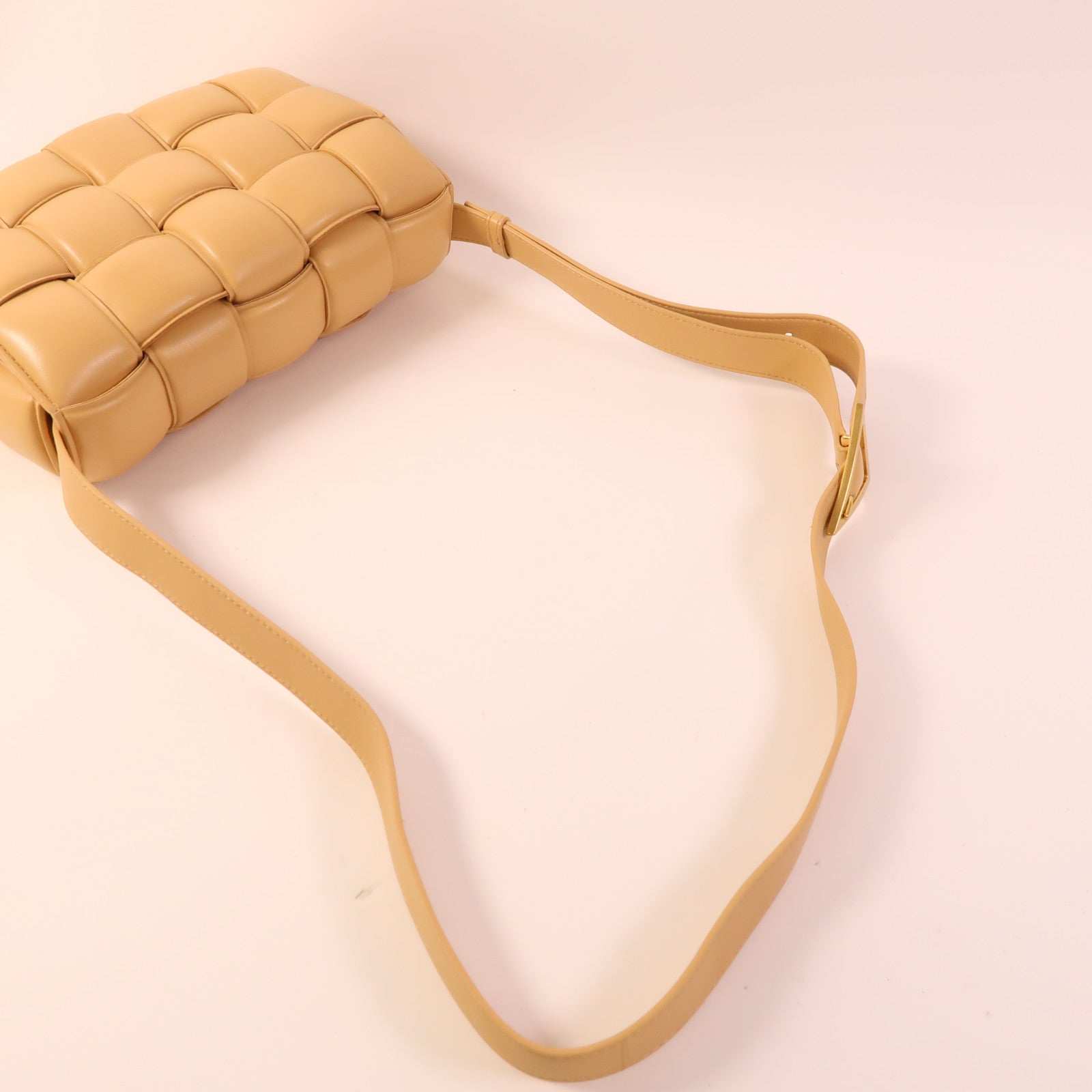 BOTTEGA VENETA 羊皮皮革Cassette Bag金扣肩背袋