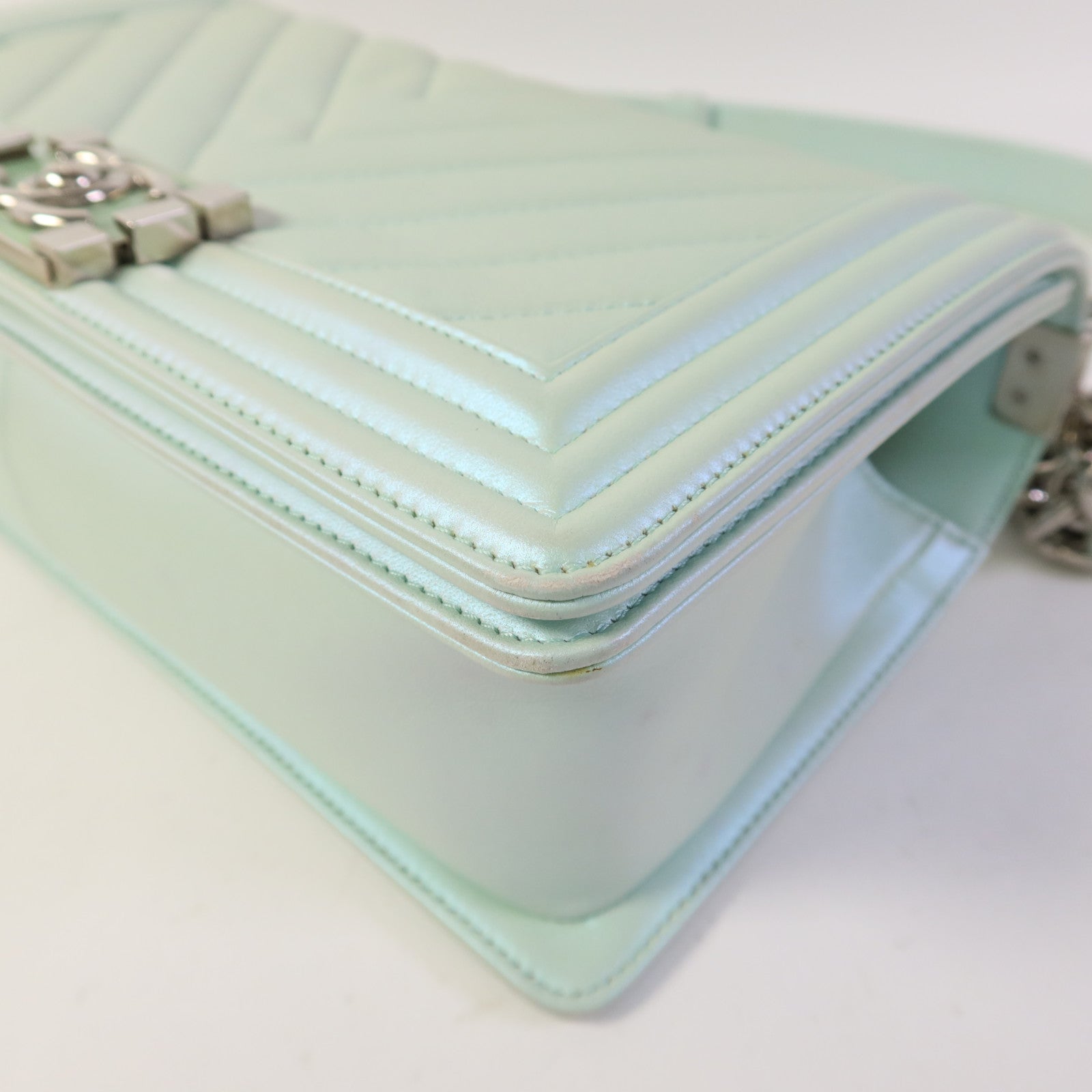 CHANEL 牛皮皮革Boy 25銀扣鏈帶肩背袋