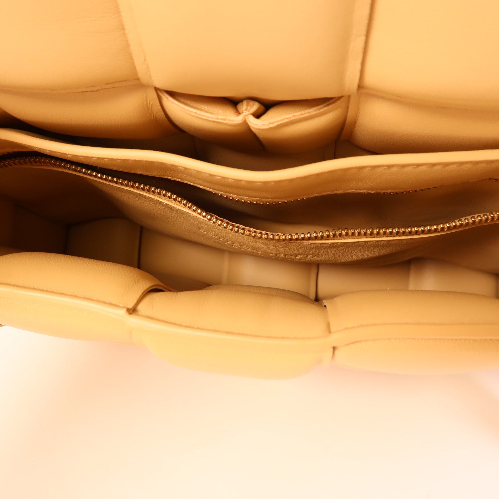 BOTTEGA VENETA 羊皮皮革Cassette Bag金扣肩背袋