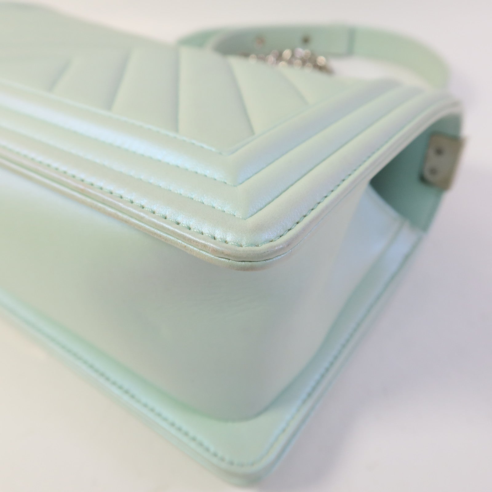 CHANEL 牛皮皮革Boy 25銀扣鏈帶肩背袋