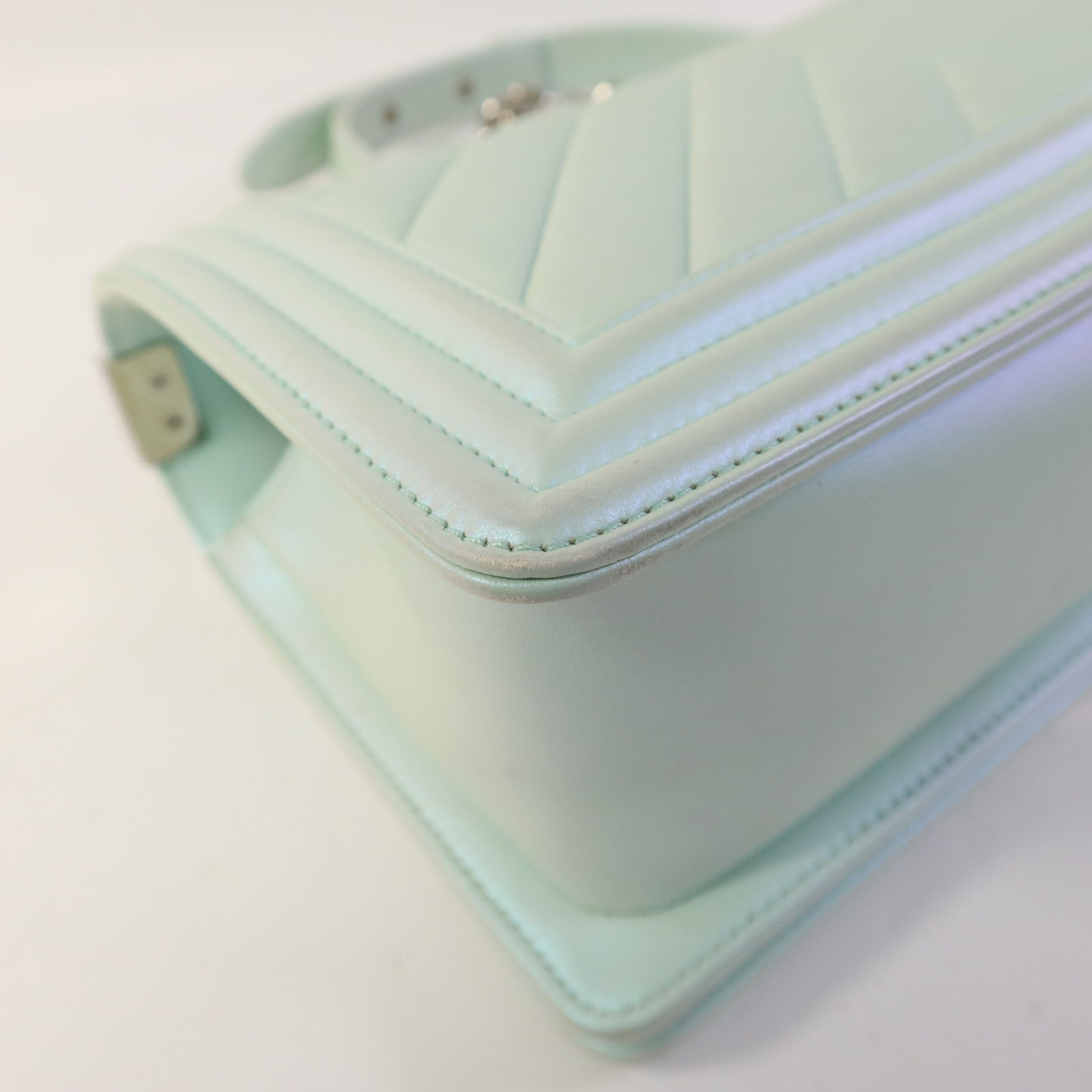 CHANEL 牛皮皮革Boy 25銀扣鏈帶肩背袋