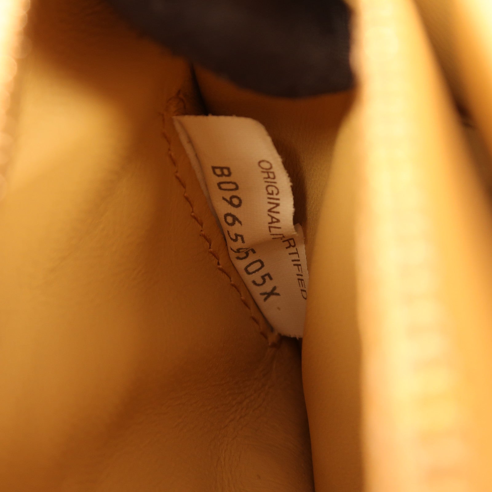 BOTTEGA VENETA 羊皮皮革Cassette Bag金扣肩背袋