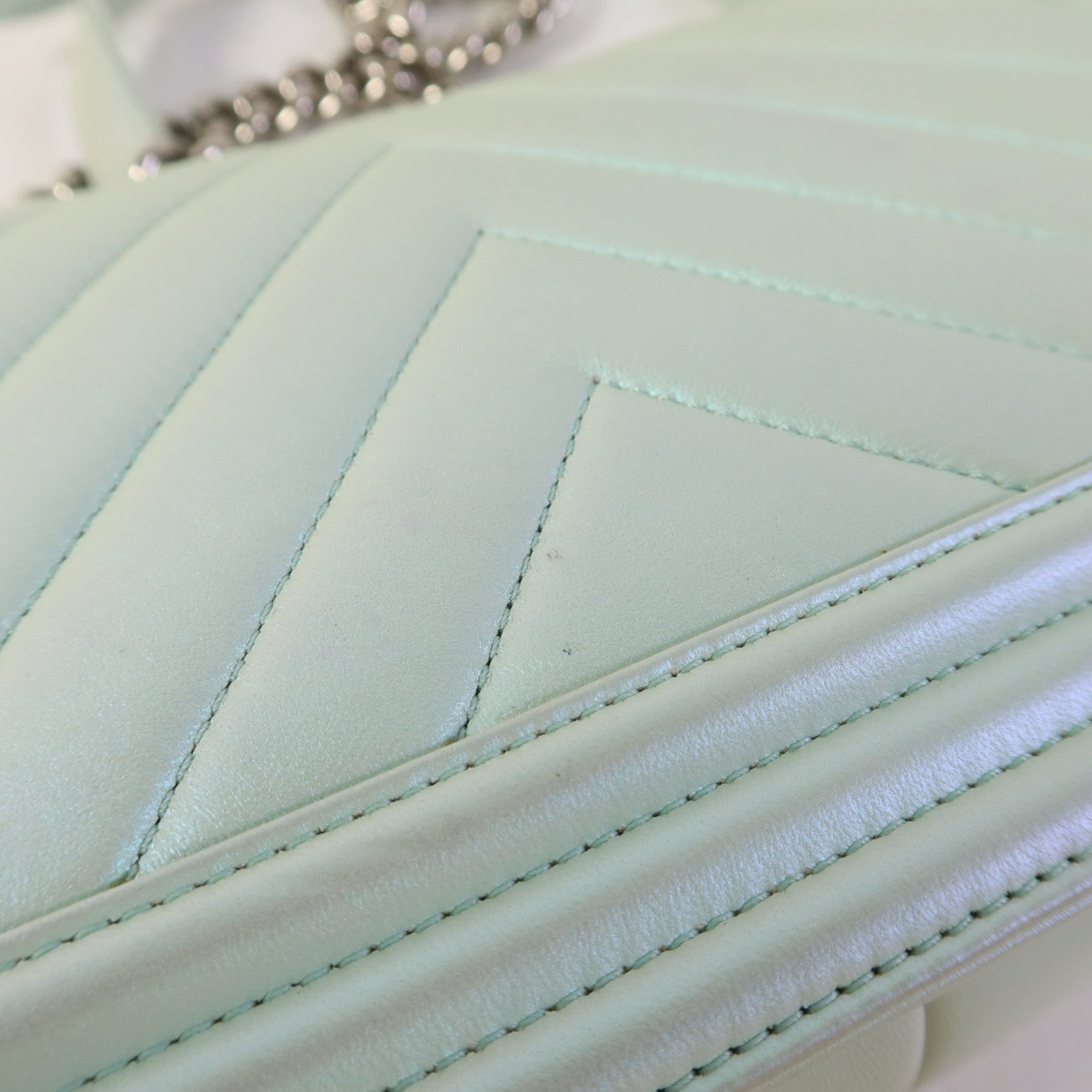 CHANEL 牛皮皮革Boy 25銀扣鏈帶肩背袋