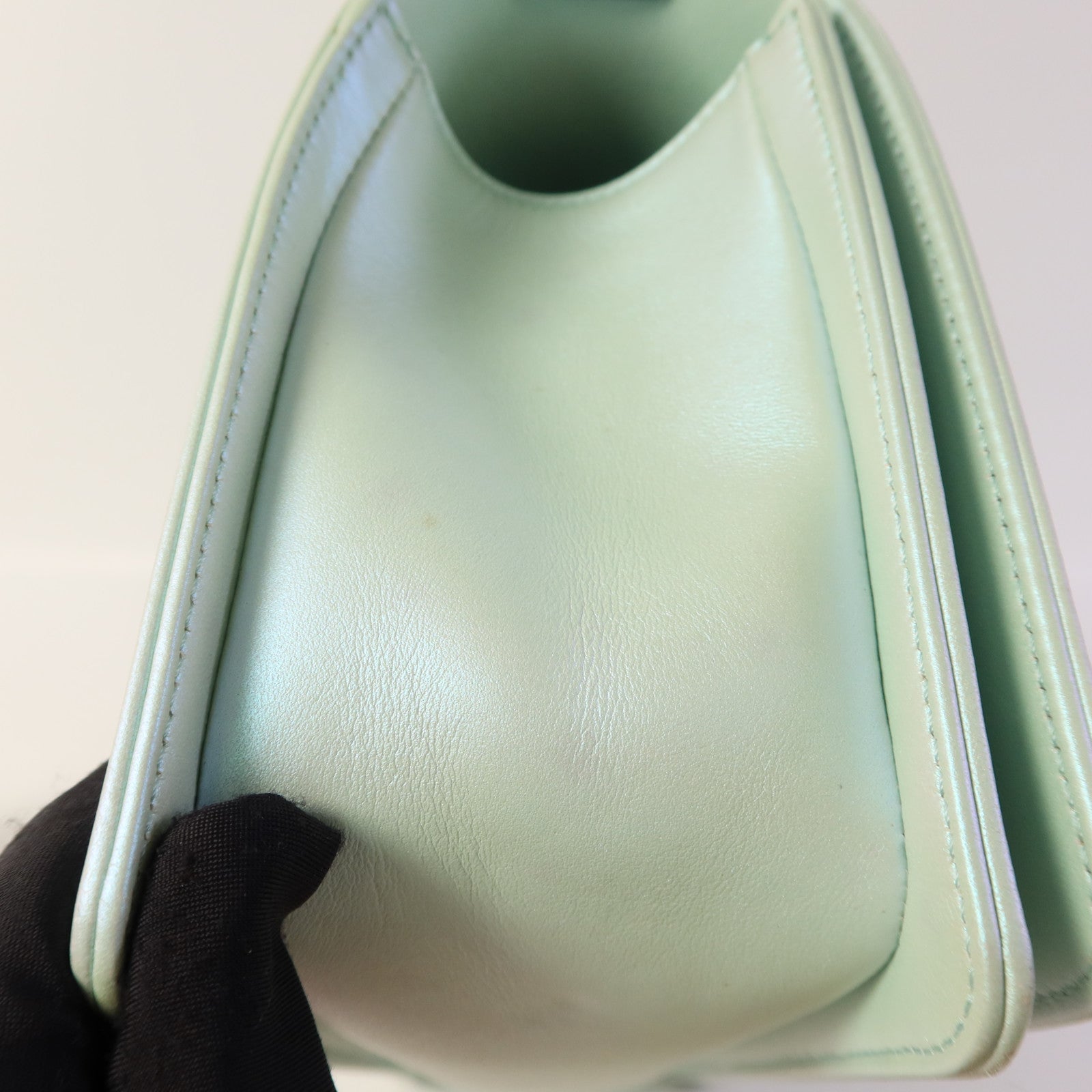 CHANEL 牛皮皮革Boy 25銀扣鏈帶肩背袋