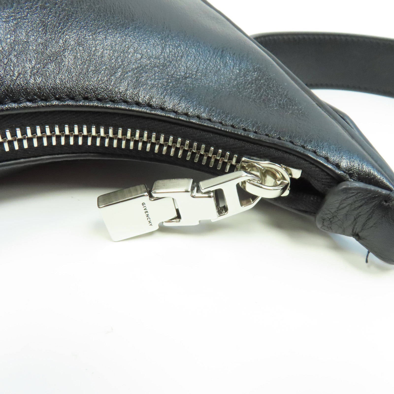 GIVENCHY 牛皮皮革Moon Cutout Mini Hobo Bag銀扣肩背袋黑色