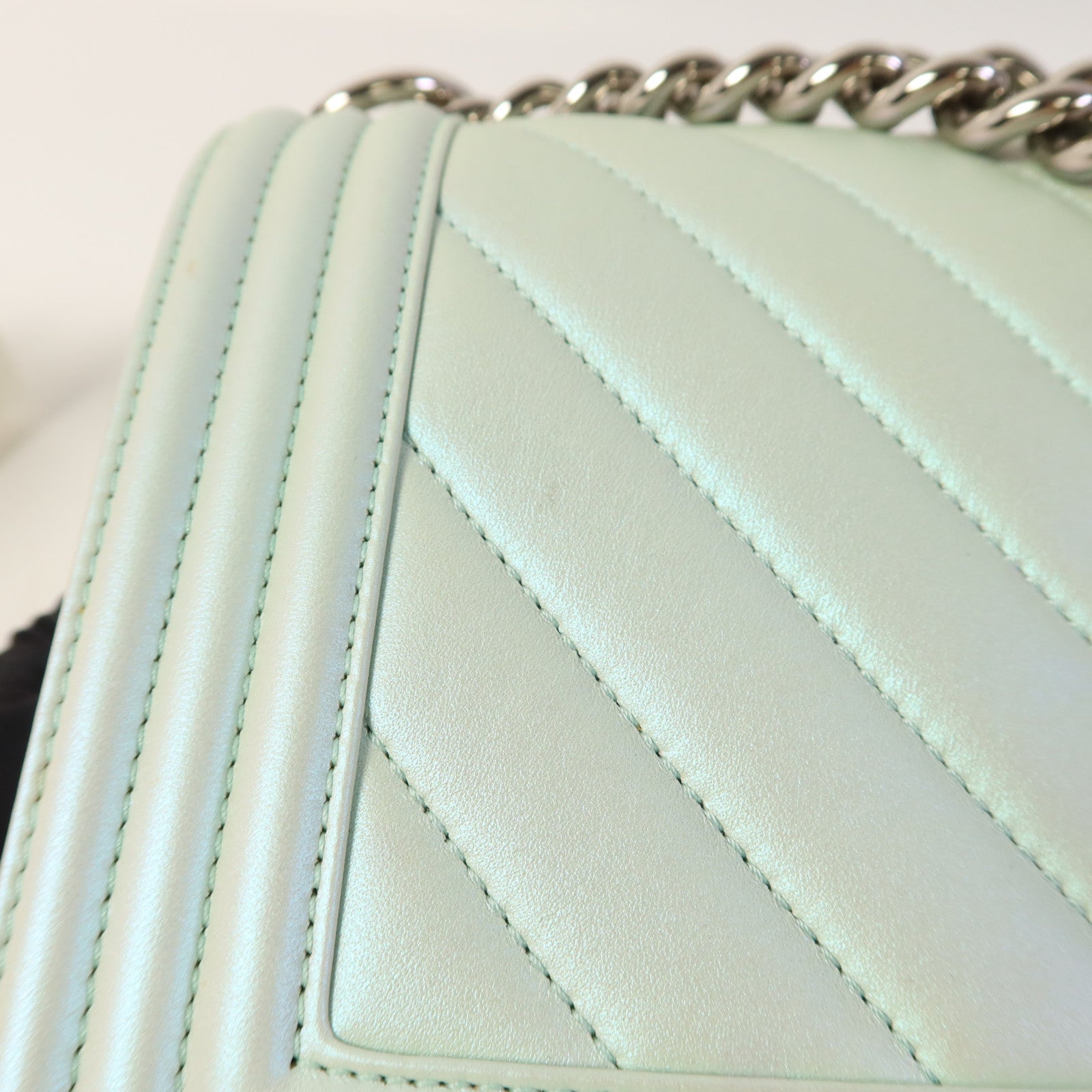 CHANEL 牛皮皮革Boy 25銀扣鏈帶肩背袋