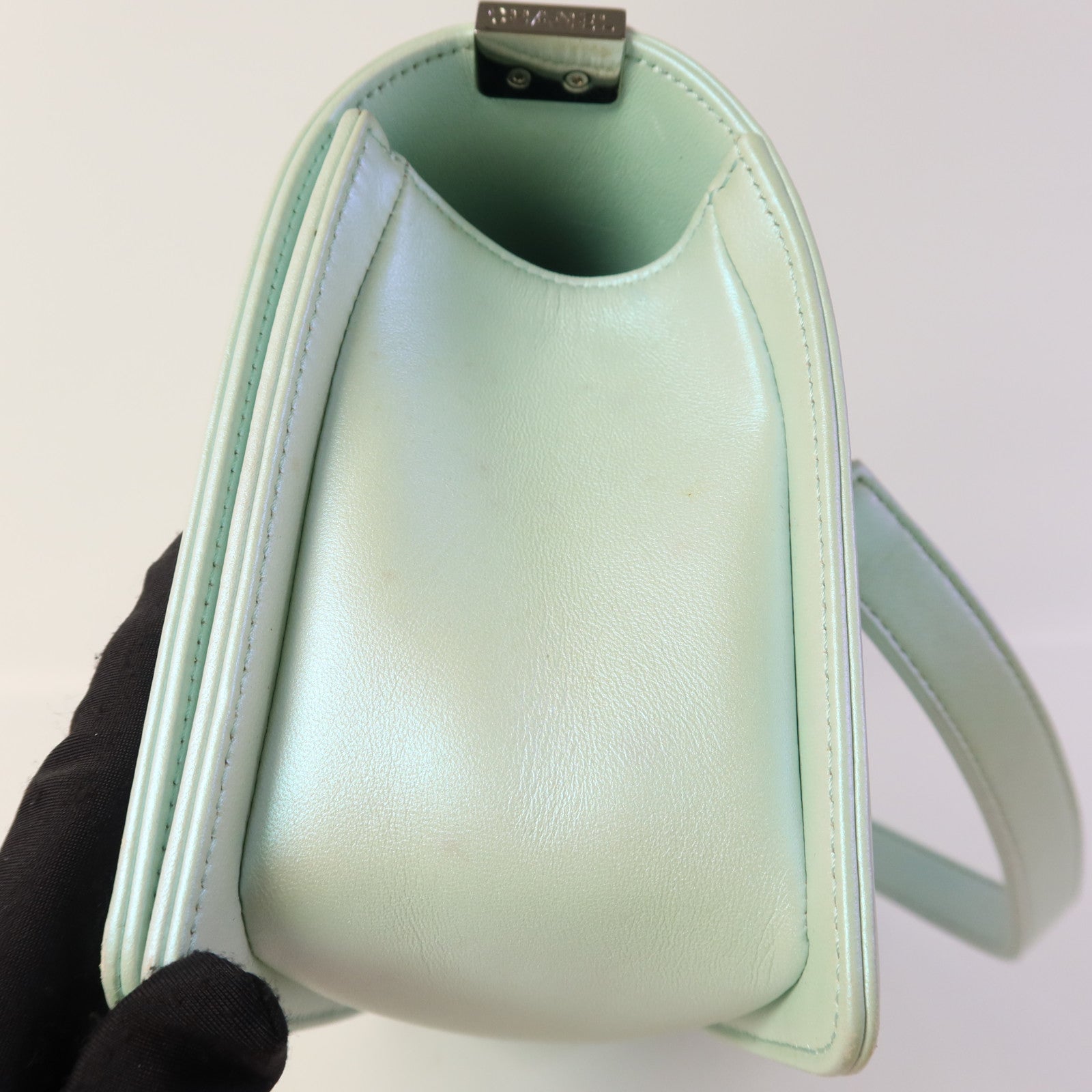 CHANEL 牛皮皮革Boy 25銀扣鏈帶肩背袋