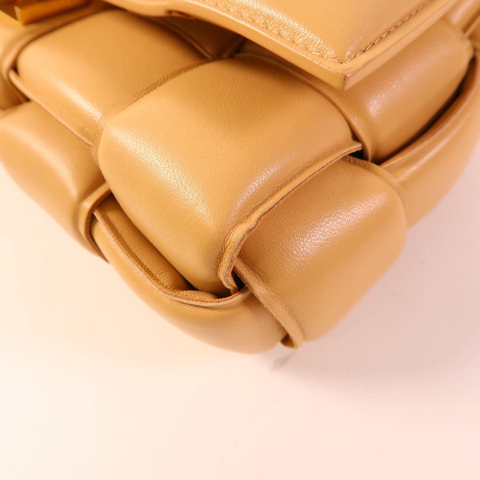 BOTTEGA VENETA 羊皮皮革Cassette Bag金扣肩背袋