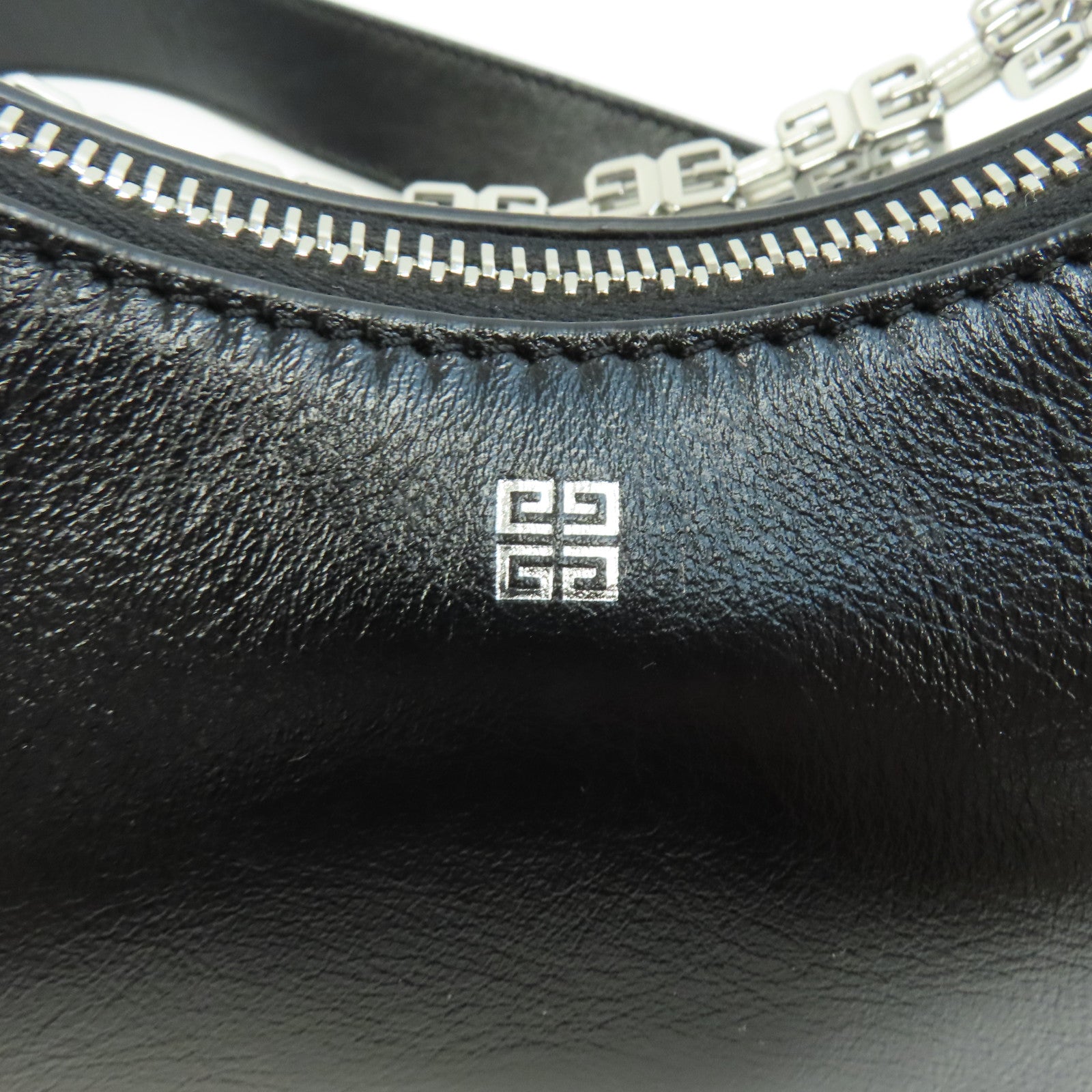 GIVENCHY 牛皮皮革Moon Cutout Mini Hobo Bag銀扣肩背袋黑色