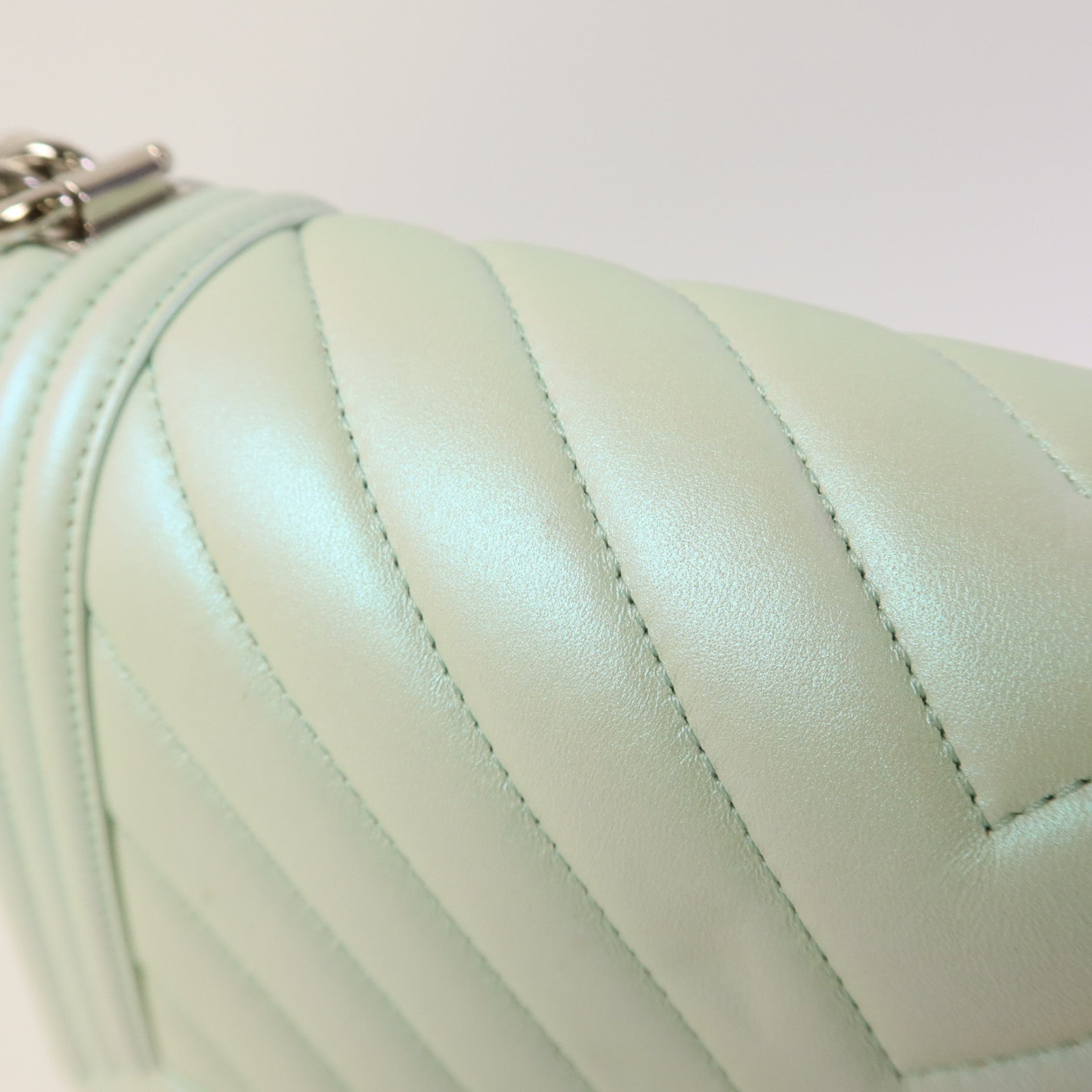 CHANEL 牛皮皮革Boy 25銀扣鏈帶肩背袋