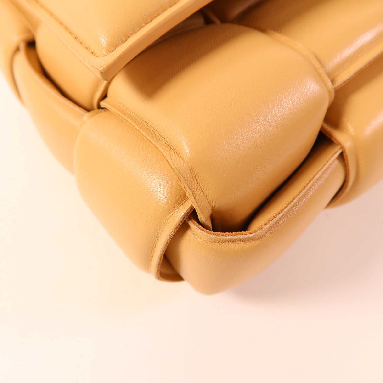 BOTTEGA VENETA 羊皮皮革Cassette Bag金扣肩背袋