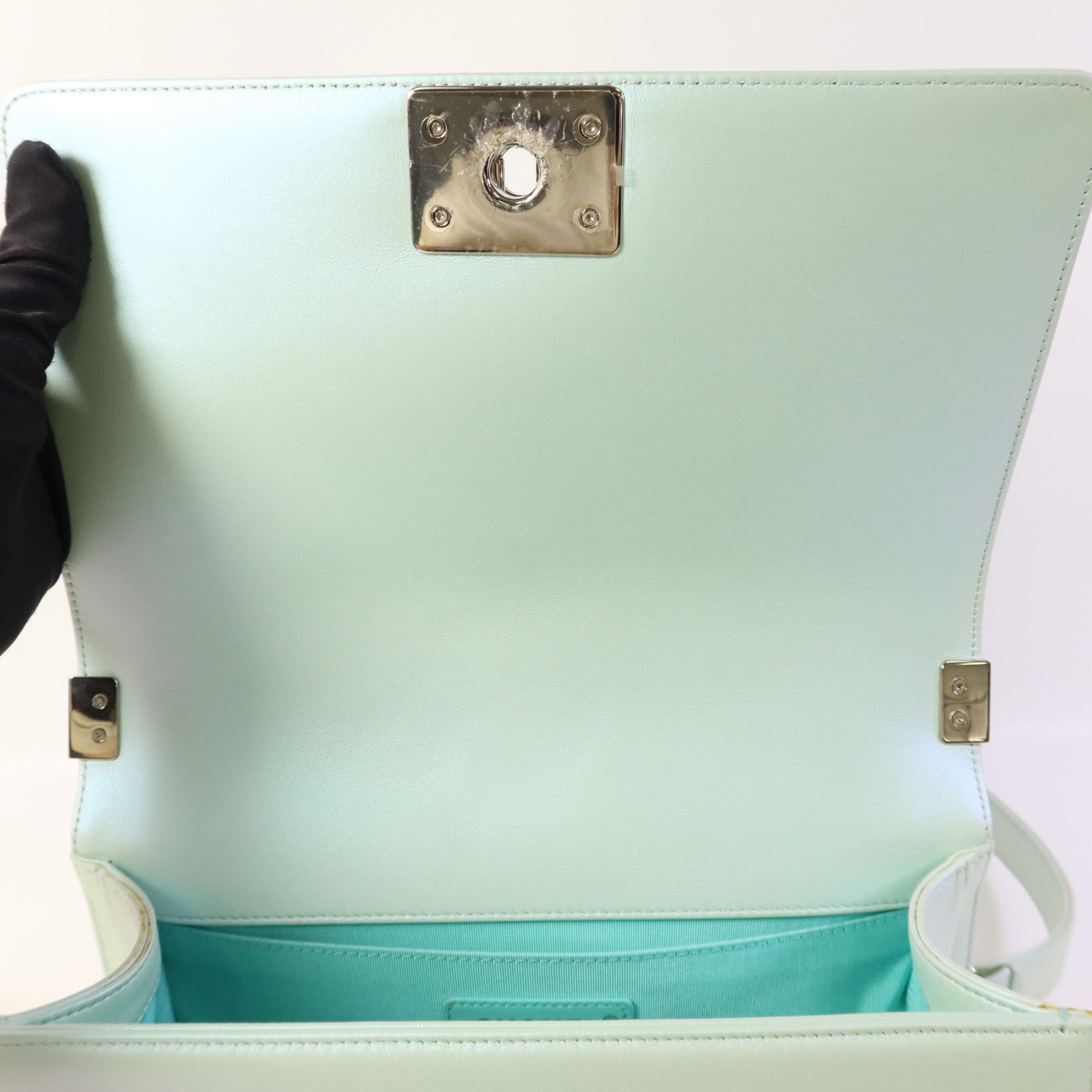 CHANEL 牛皮皮革Boy 25銀扣鏈帶肩背袋