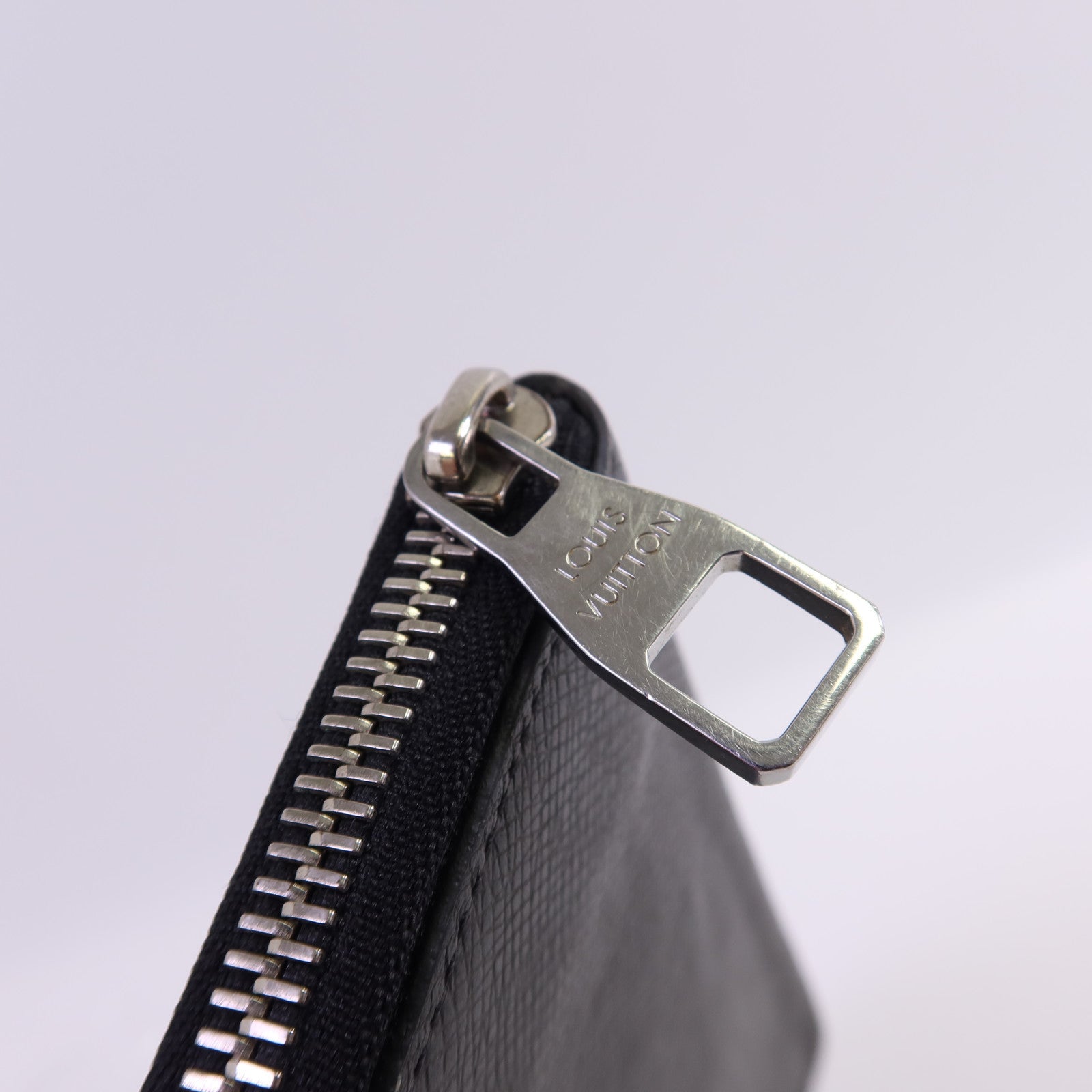 LOUIS VUITTON 【激減優惠】Taiga Zippy Wallet Vertical銀扣長錢包