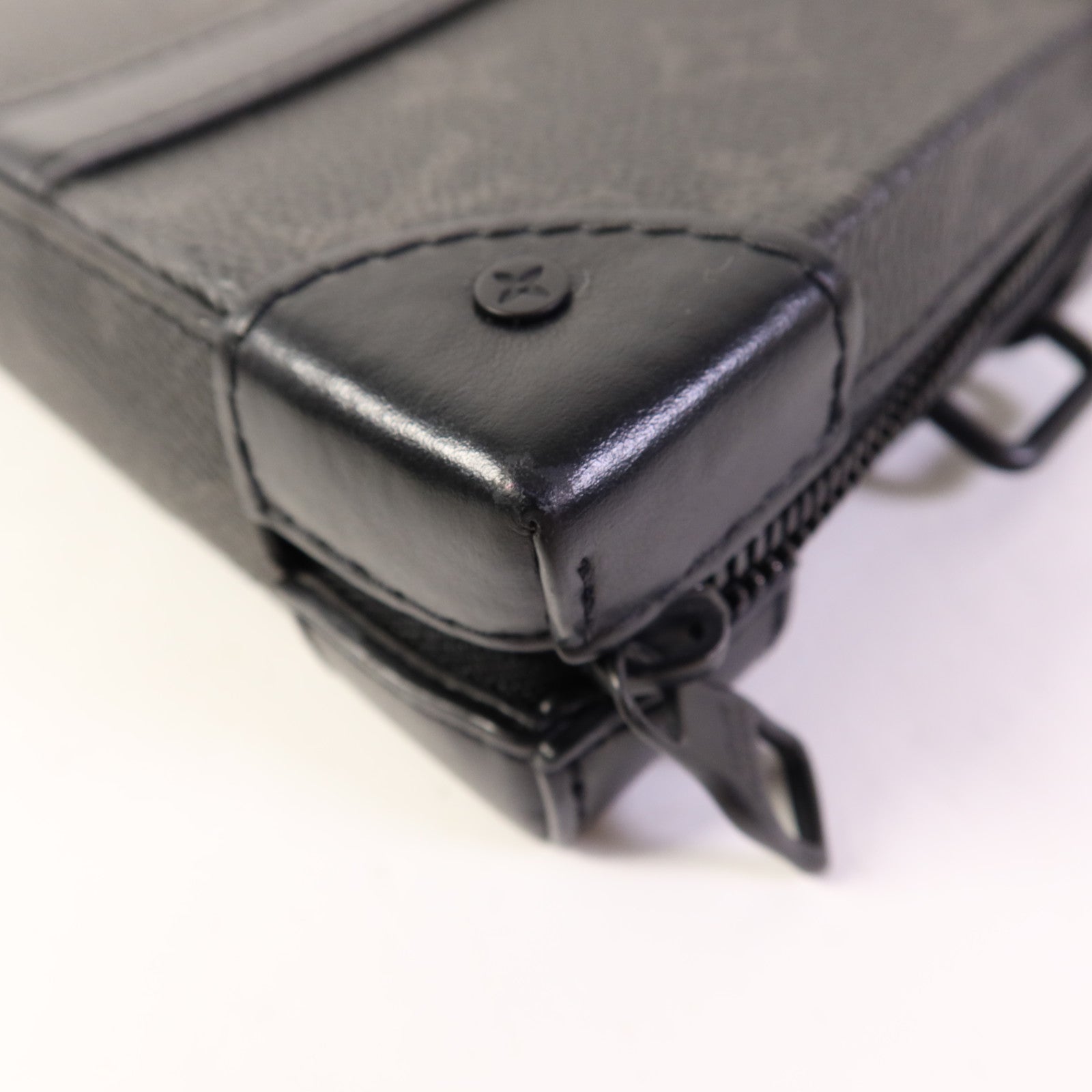 LOUIS VUITTON Monogram Eclipse Soft Trunk Wallet肩背袋