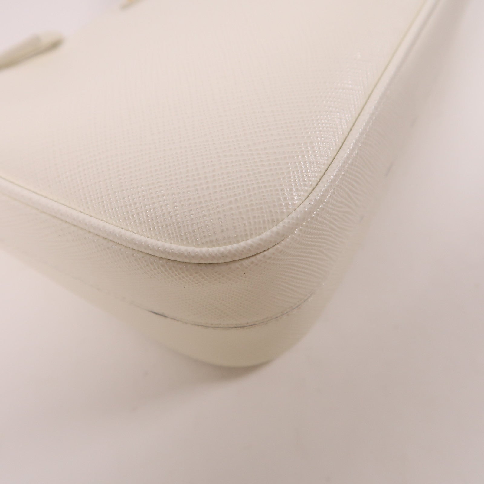 PRADA Saffiano皮革Saffiano Mini Bag金扣肩背袋