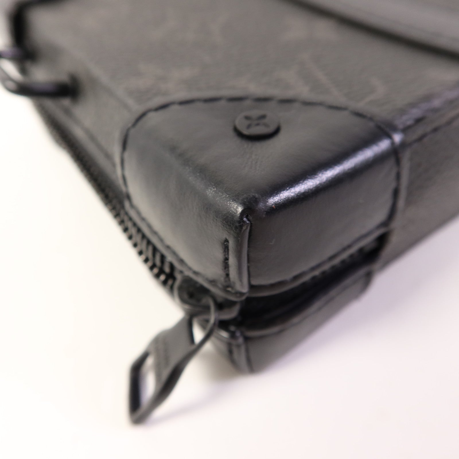 LOUIS VUITTON Monogram Eclipse Soft Trunk Wallet肩背袋