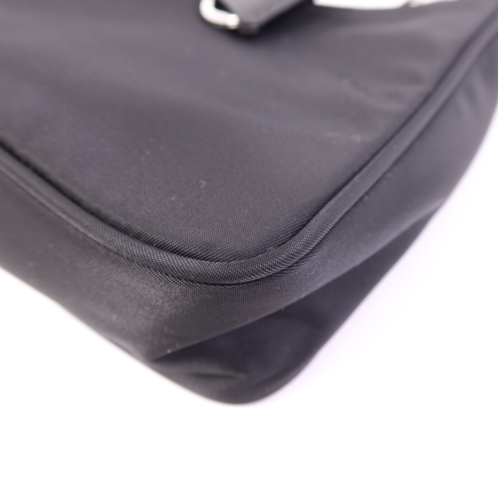 PRADA 尼龍Hobo銀扣肩背袋