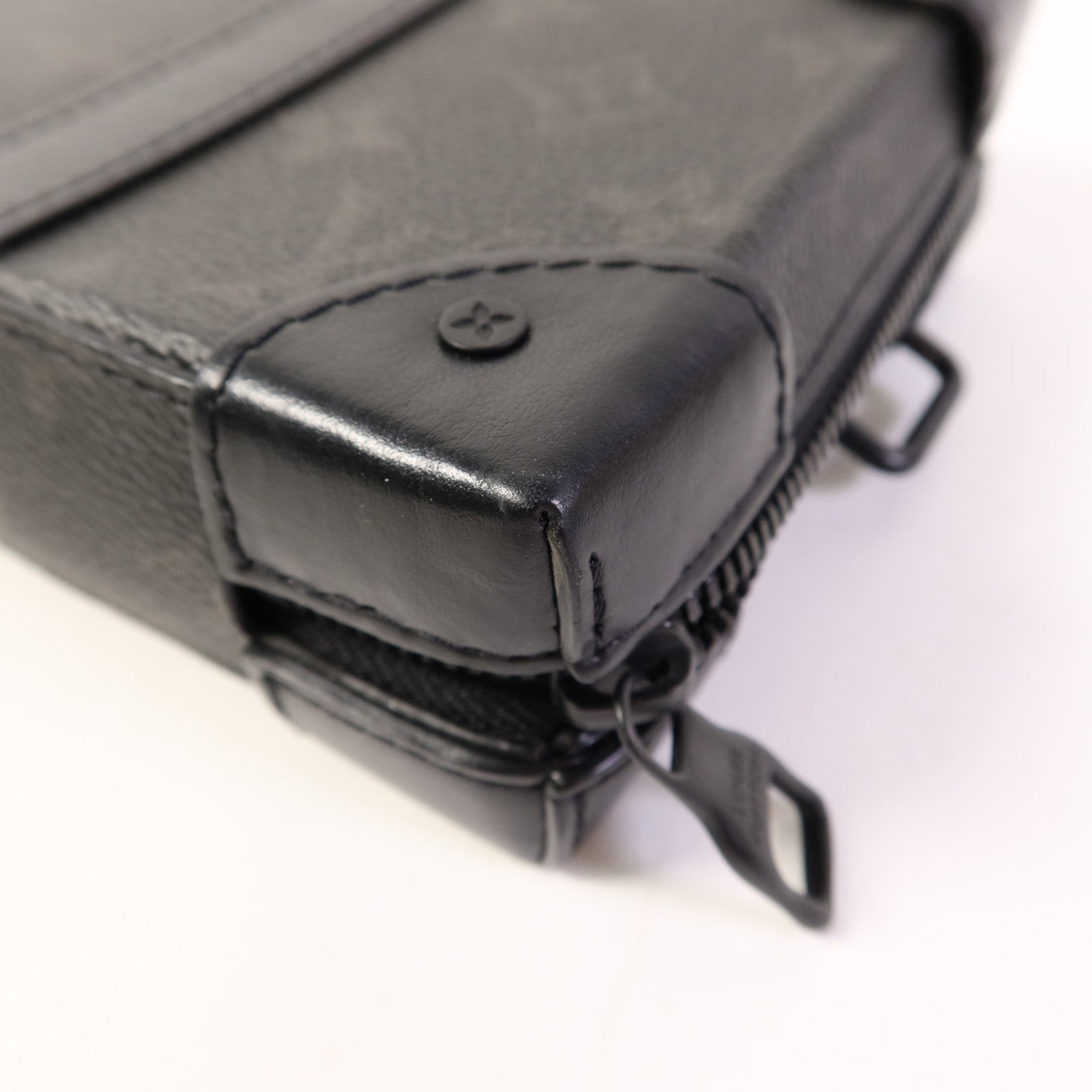 LOUIS VUITTON Monogram Eclipse Soft Trunk Wallet肩背袋